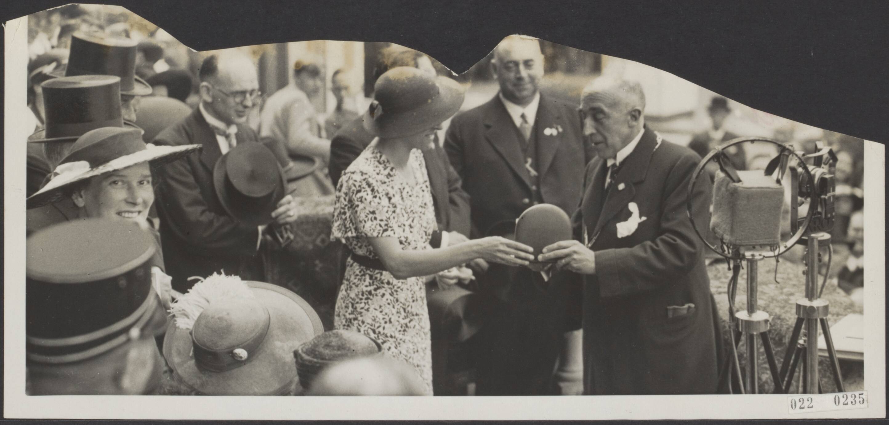 Fotocollectie Elsevier Binnenland — 750-jarig bestaan van Den Bosch. Geschenk van de burgerij wordt aangeboden aan burgemeester Van Lanschot — Foto: N.V. Polygoon. Licentie: Set B: Rechtenvrij / Publiek Domein. Bron: Nationaal Archief. http://hdl.handle.net/10648/add17dfa-d0b4-102d-bcf8-003048976d84