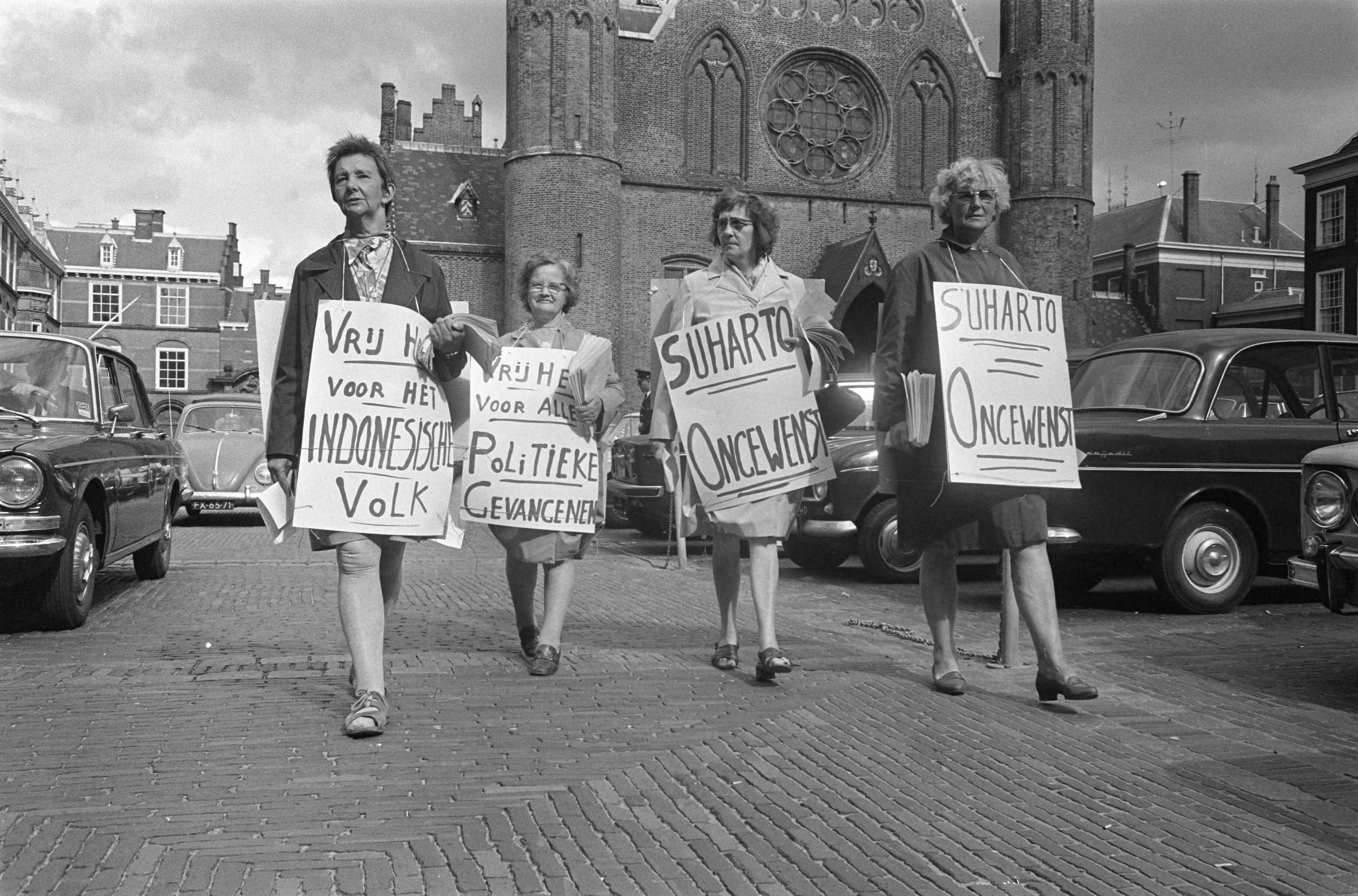 Fotocollectie Anefo — Anti-Soeharto demonstratie op Binnenhof te Den Haag; dames met borden — Foto: Koch, Eric / Anefo. Licentie: Set B: Rechtenvrij / Publiek Domein. Bron: Nationaal Archief. http://hdl.handle.net/10648/aba1b43c-d0b4-102d-bcf8-003048976d84
