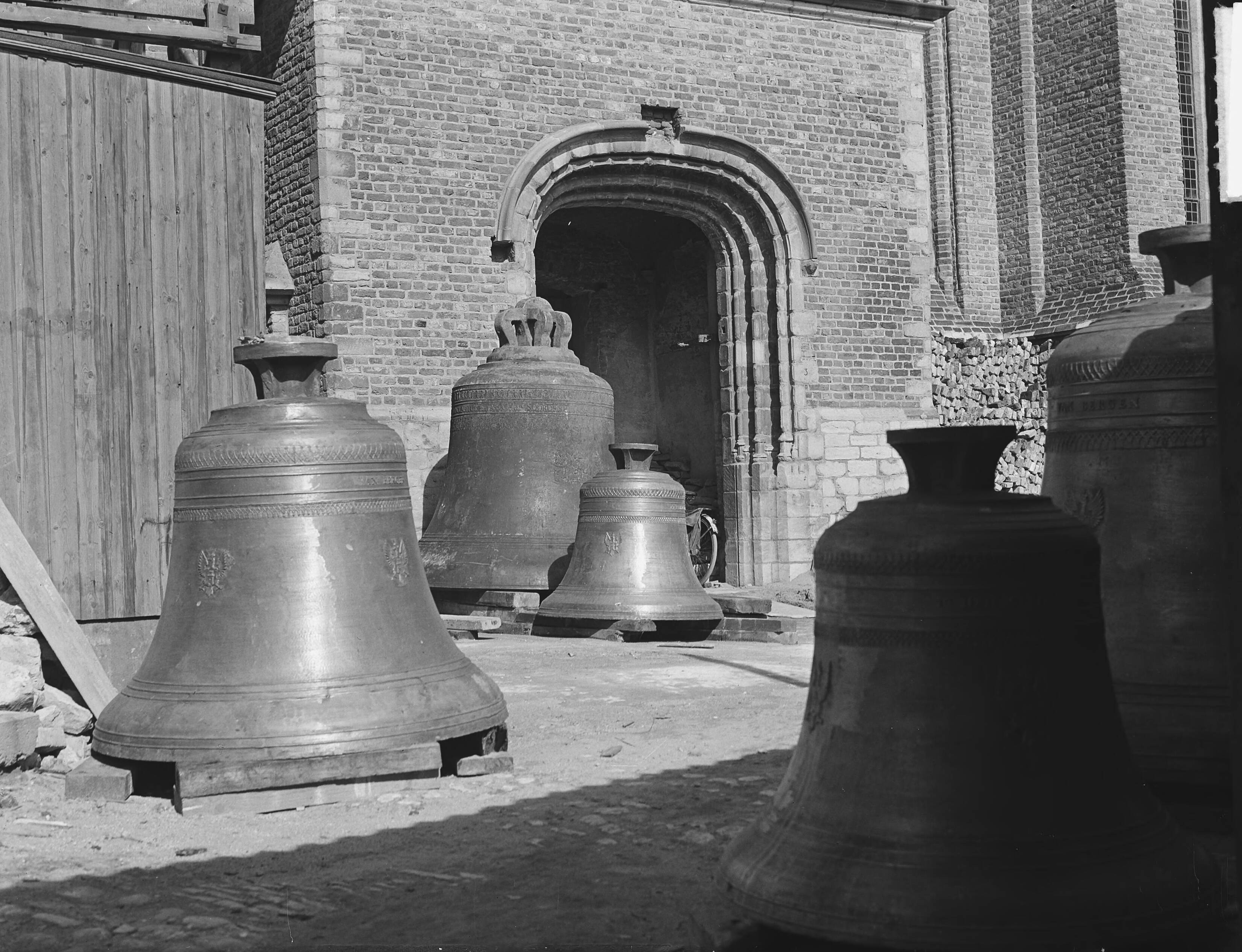 Fotocollectie Anefo — Nieuwe klokken voor Middelburg — Foto: Pot, Harry / Anefo. Licentie: Set B: Rechtenvrij / Publiek Domein. Bron: Nationaal Archief. http://hdl.handle.net/10648/a8e7798e-d0b4-102d-bcf8-003048976d84