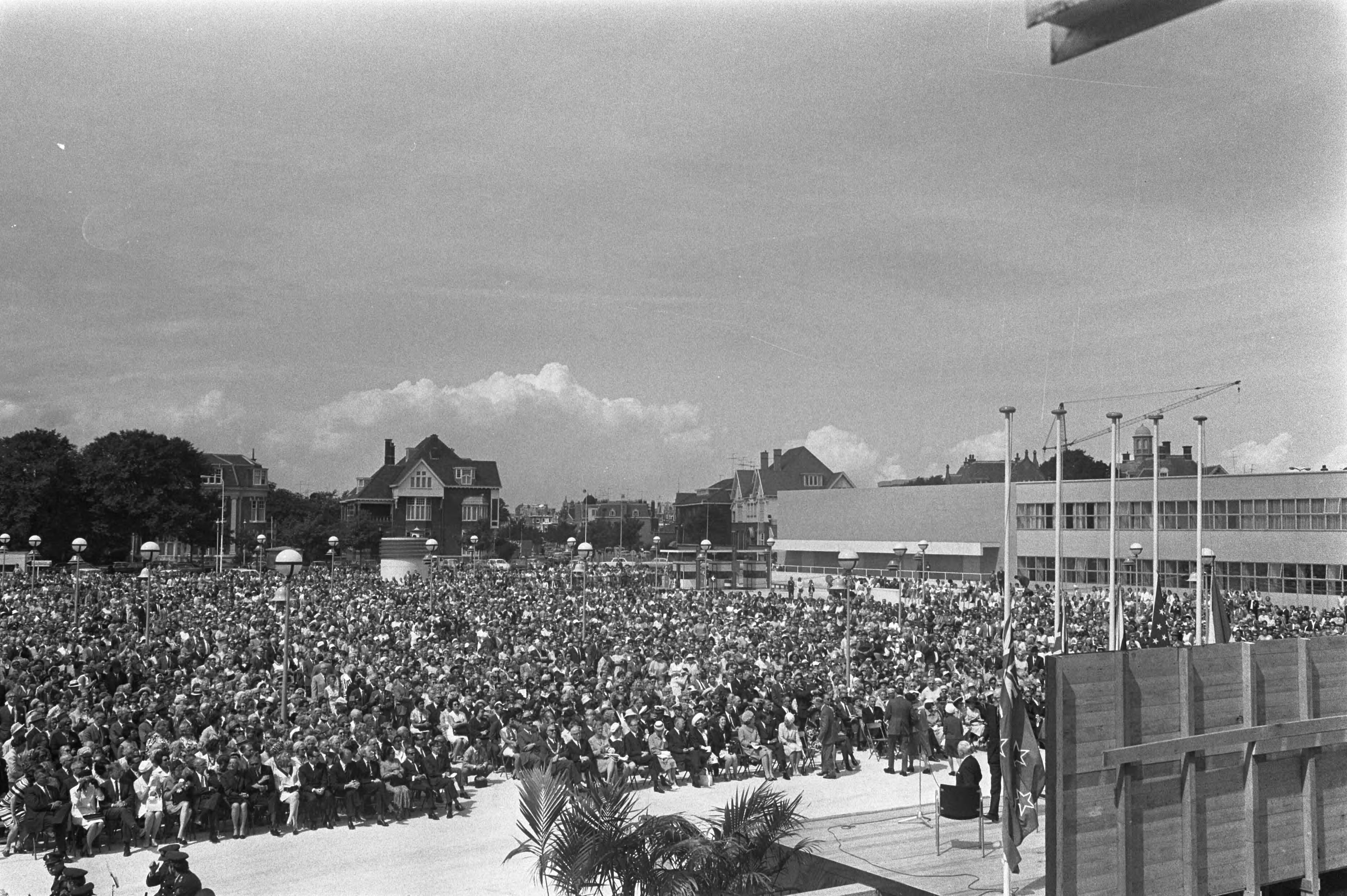 Fotocollectie Anefo — Herdenking t.g.v. beeindiging oorlog 25 jaar Z-O-Azie, in Congresgebouw, Den Haag , met koningin Juliana, Beatrix en Claus — Foto: Koch, Eric / Anefo. Licentie: Set B: Rechtenvrij / Publiek Domein. Bron: Nationaal Archief. http://hdl.handle.net/10648/ab9fce1a-d0b4-102d-bcf8-003048976d84