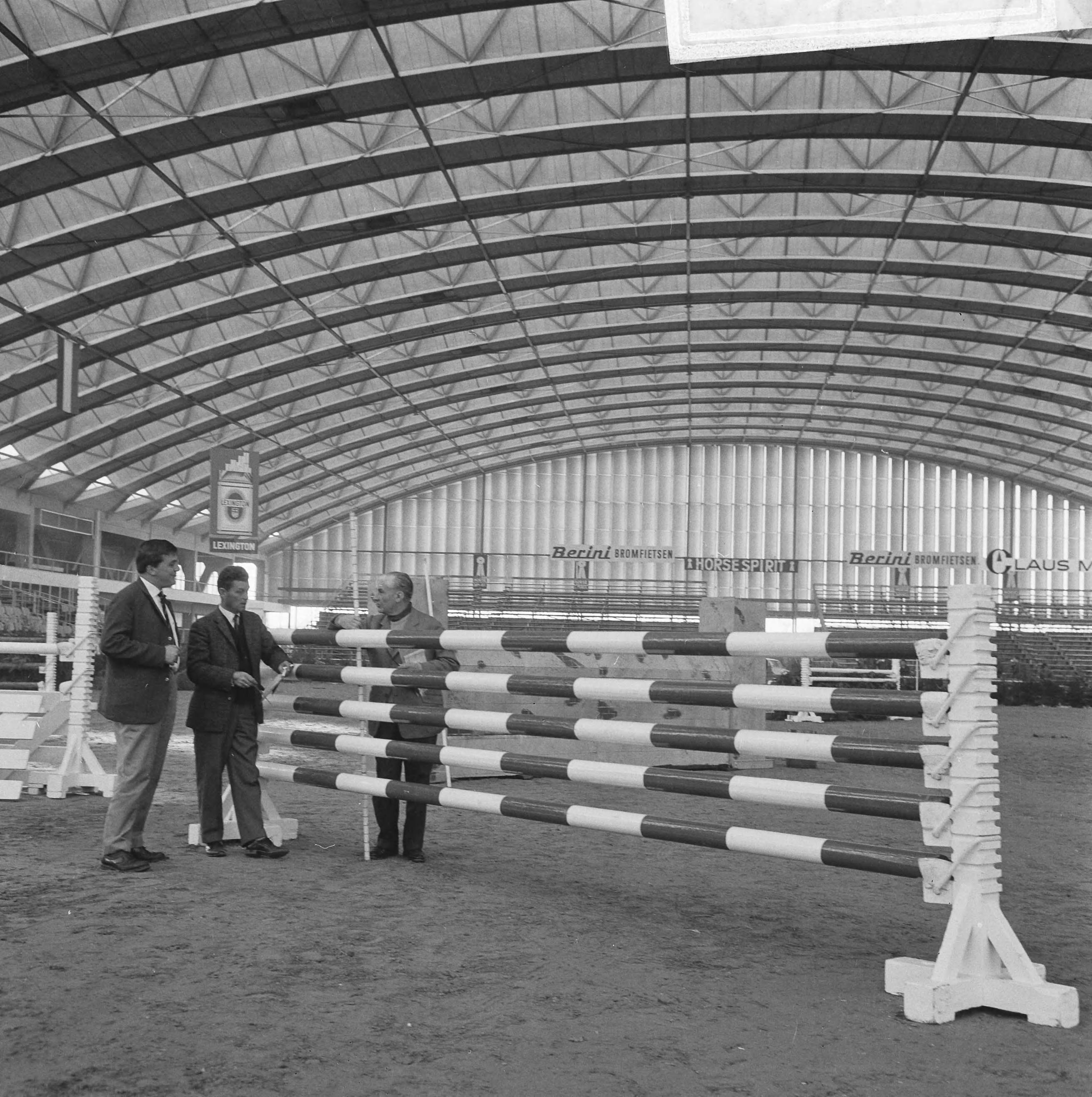 Fotocollectie Anefo — Jaarlijks paardensportevenement Jumping Amsterdam in de RAI, een hindernis — Foto: Nijs, Jac. de / Anefo. Licentie: Set B: Rechtenvrij / Publiek Domein. Bron: Nationaal Archief. http://hdl.handle.net/10648/aac86060-d0b4-102d-bcf8-003048976d84