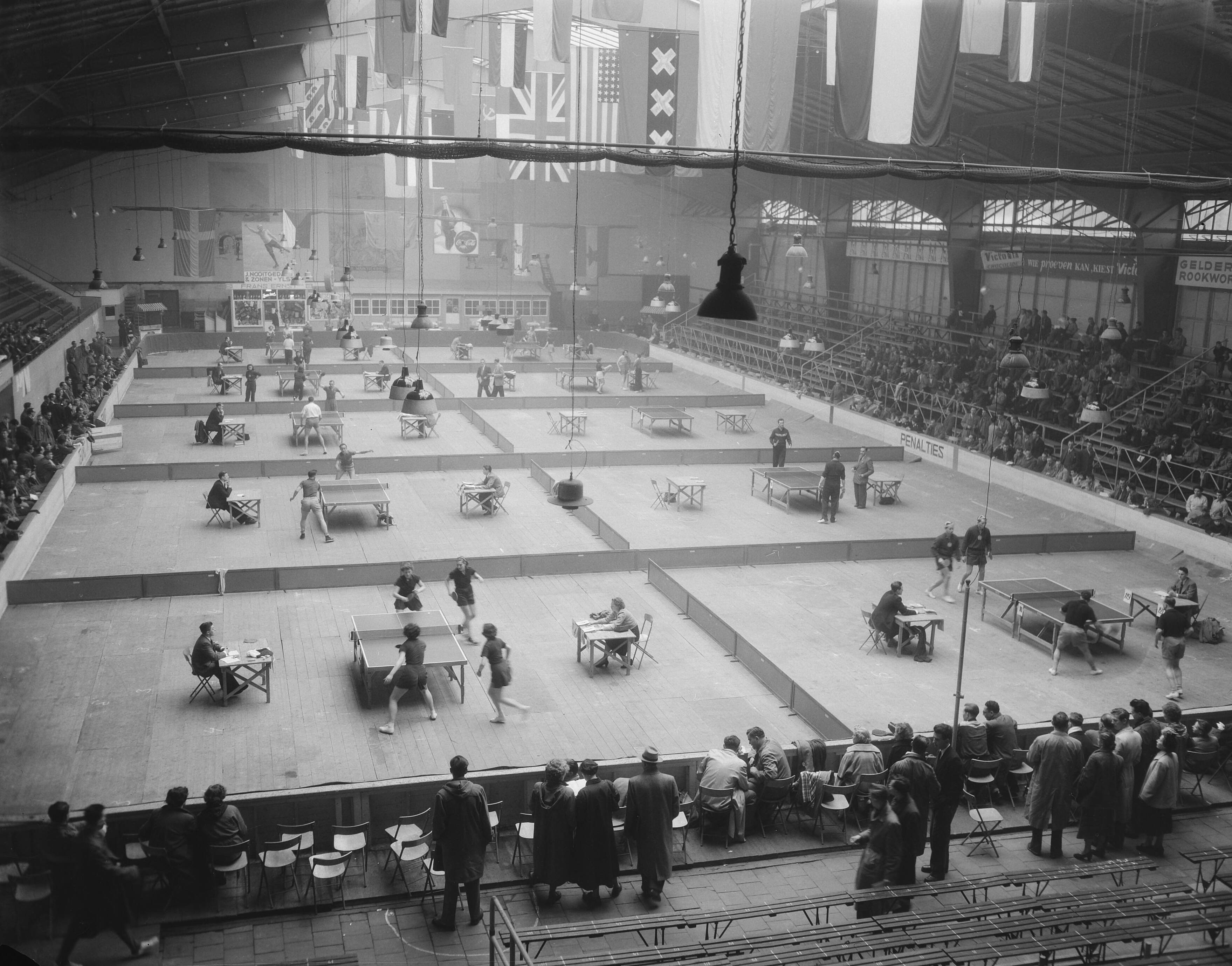 Fotocollectie Anefo — Tafeltenniskampioenschappen in Houtrust te Den Haag — Foto: Duinen, G.W. van / Anefo. Licentie: Set B: Rechtenvrij / Publiek Domein. Bron: Nationaal Archief. http://hdl.handle.net/10648/a91f386a-d0b4-102d-bcf8-003048976d84