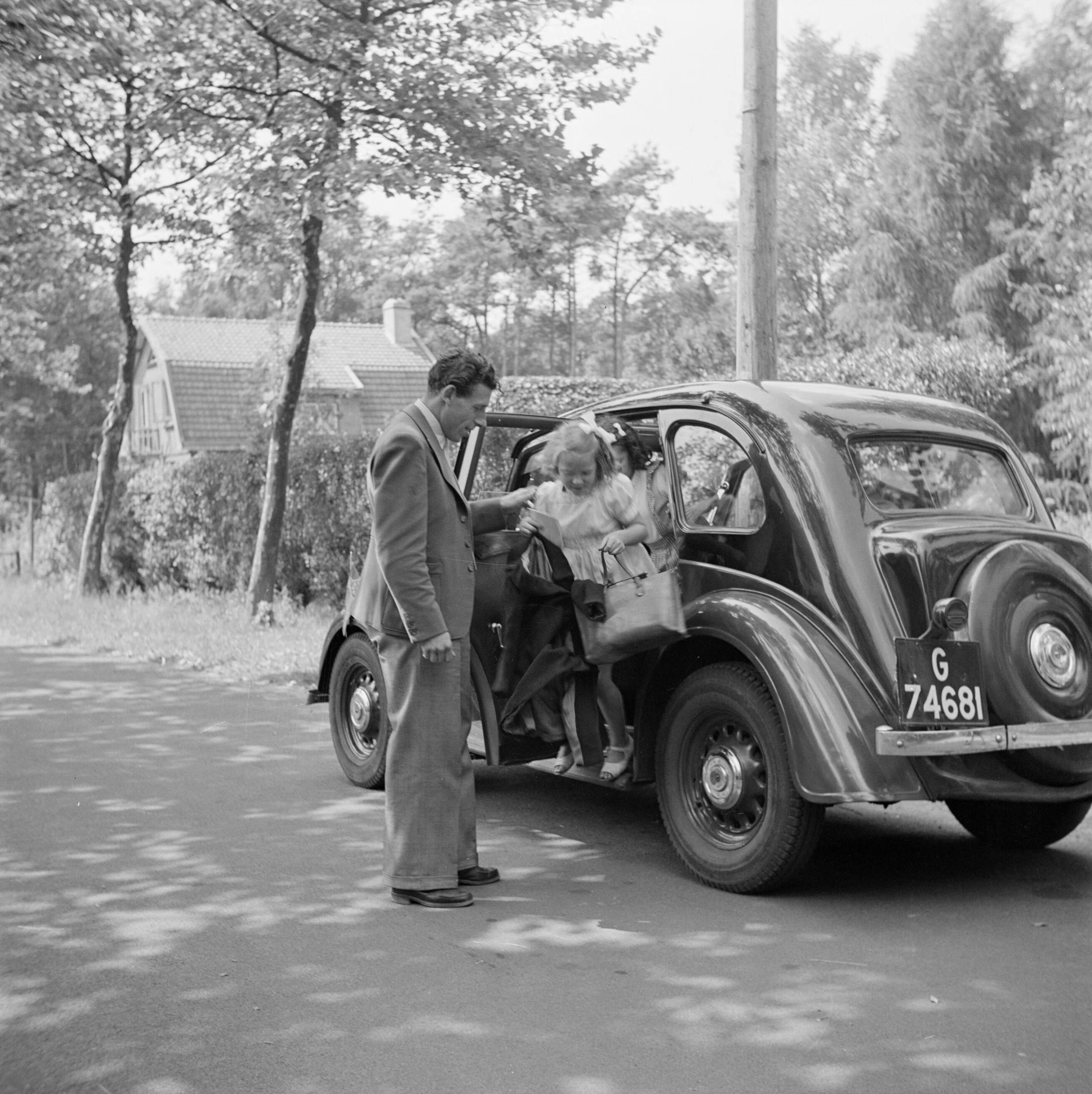Prinses Beatrix en prinses Irene op de Werkplaats Kindergemeenschap van Kees Boeke te Bilthoven — Prinses Irene stapt uit een auto bij de Werkplaats — Foto: Poll, Willem van de. Licentie: Set B: Rechtenvrij / Publiek Domein. Bron: Nationaal Archief. http://hdl.handle.net/10648/aee81866-d0b4-102d-bcf8-003048976d84