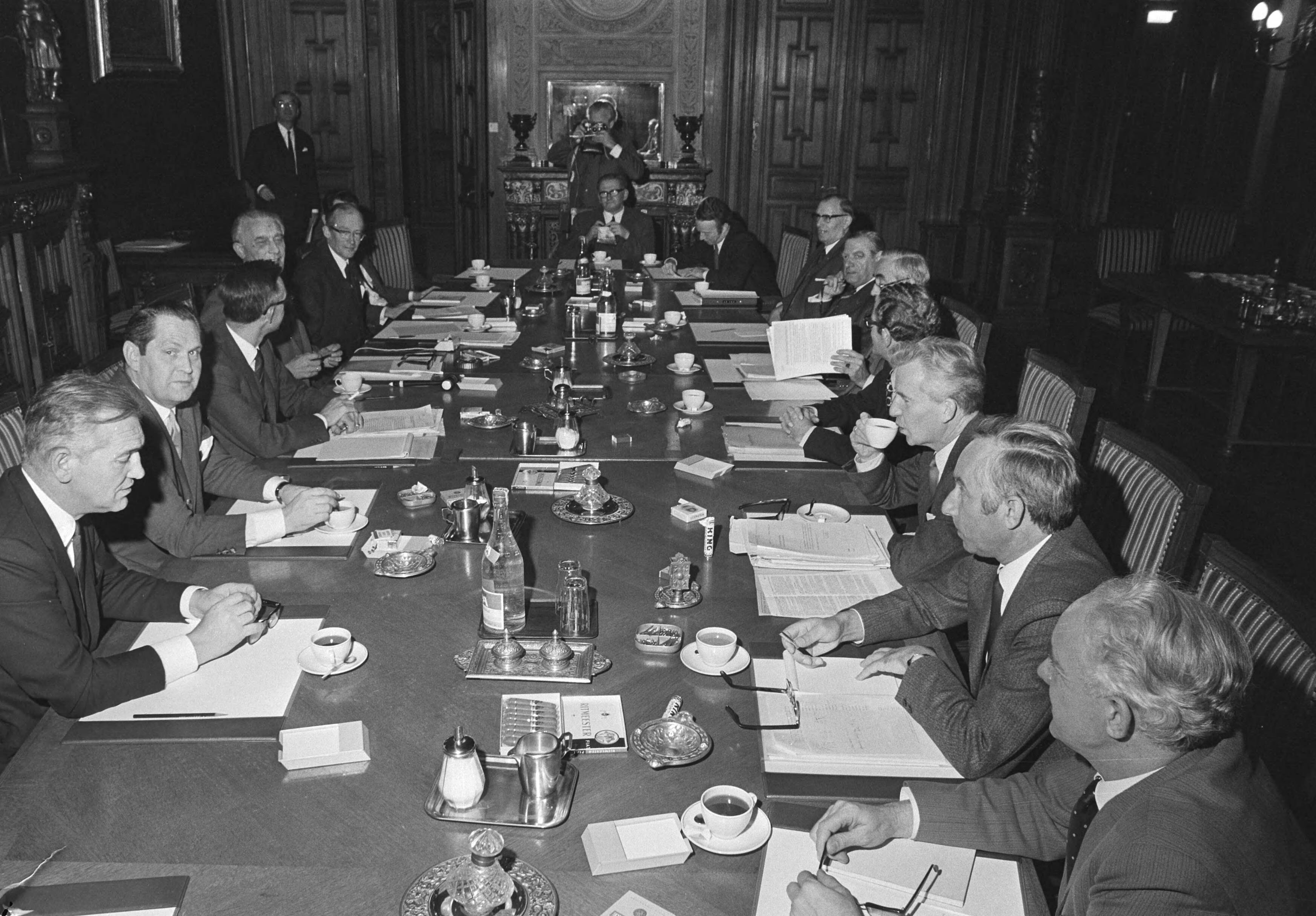 Fotocollectie Anefo — Vergadering van regering, vakbonden en werkgevers over lonen van volgend jaar op Ministerie van Justitie, Den Haag ; overzicht — Foto: Mieremet, Rob / Anefo. Licentie: Set B: Rechtenvrij / Publiek Domein. Bron: Nationaal Archief. http://hdl.handle.net/10648/abac604e-d0b4-102d-bcf8-003048976d84