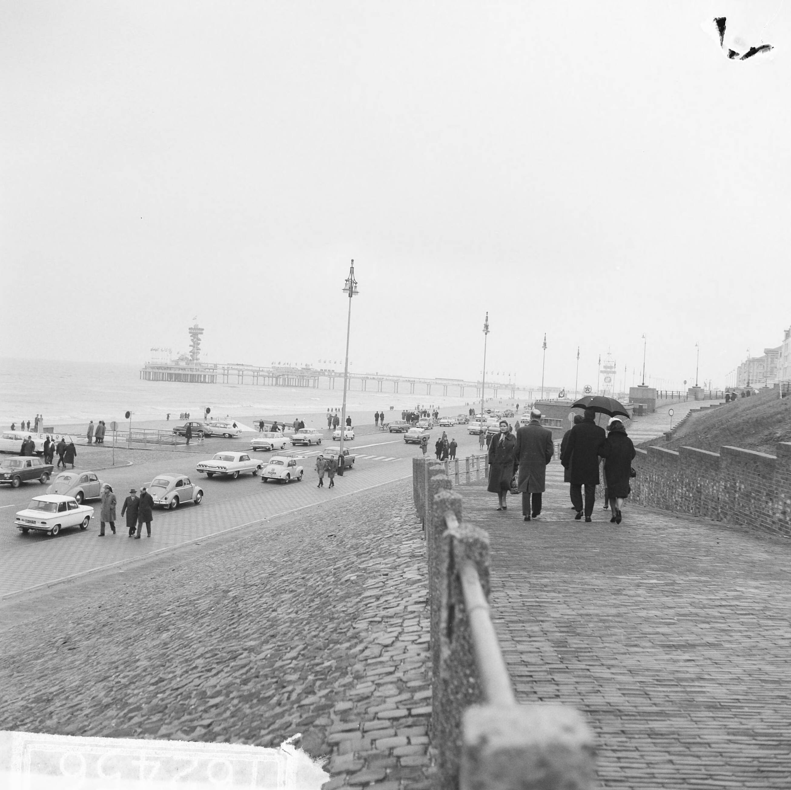 Fotocollectie Anefo — Slecht weer met Paasdagen, de Boulevard op Scheveningen — Foto: Smulders, Jean / Anefo. Licentie: Set B: Rechtenvrij / Publiek Domein. Bron: Nationaal Archief. http://hdl.handle.net/10648/aa61de4e-d0b4-102d-bcf8-003048976d84