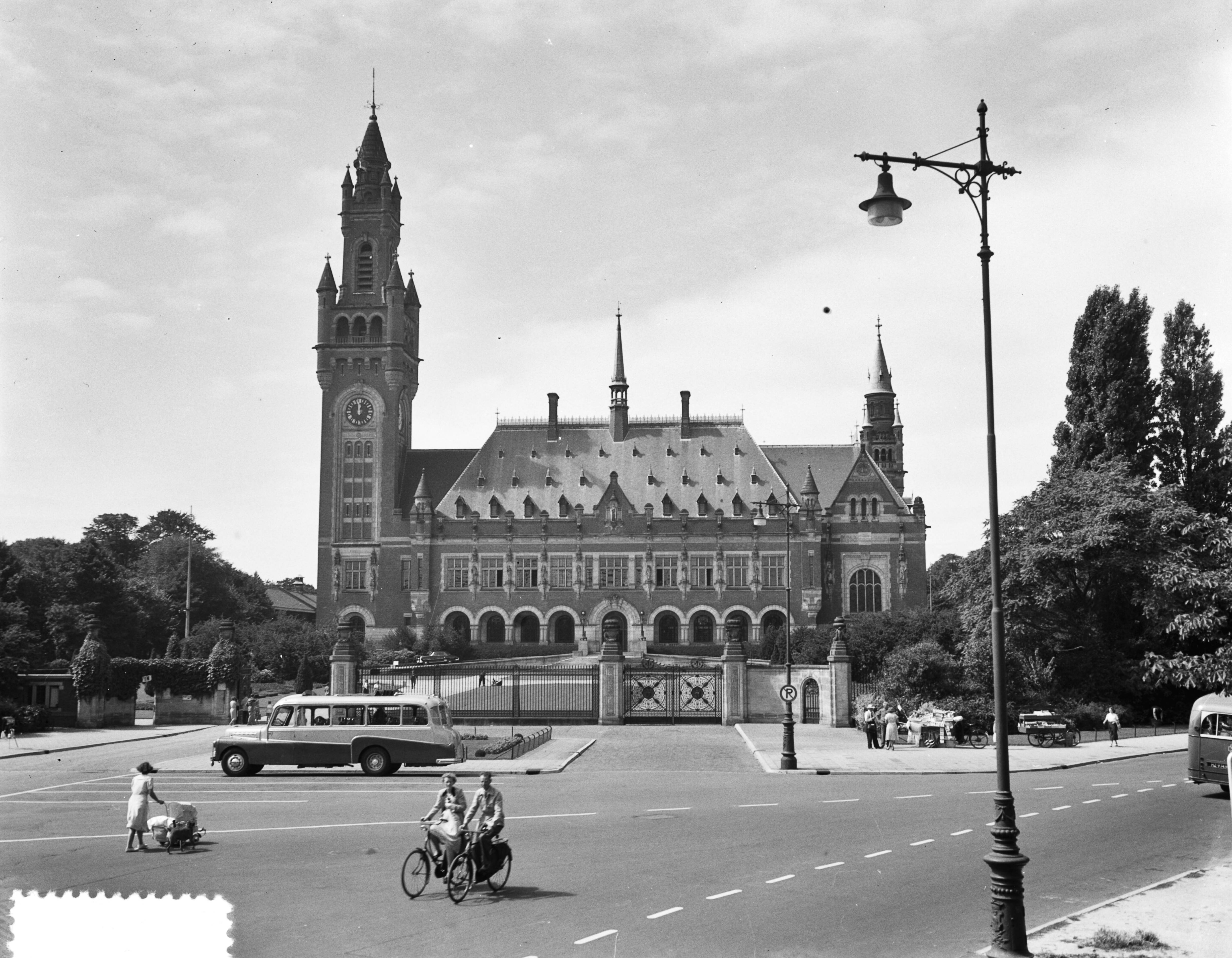 Fotocollectie Anefo — Vredespaleis in Den Haag — Foto: Consenheim, Wim / Anefo. Licentie: Set B: Rechtenvrij / Publiek Domein. Bron: Nationaal Archief. http://hdl.handle.net/10648/ad75e4a4-d0b4-102d-bcf8-003048976d84