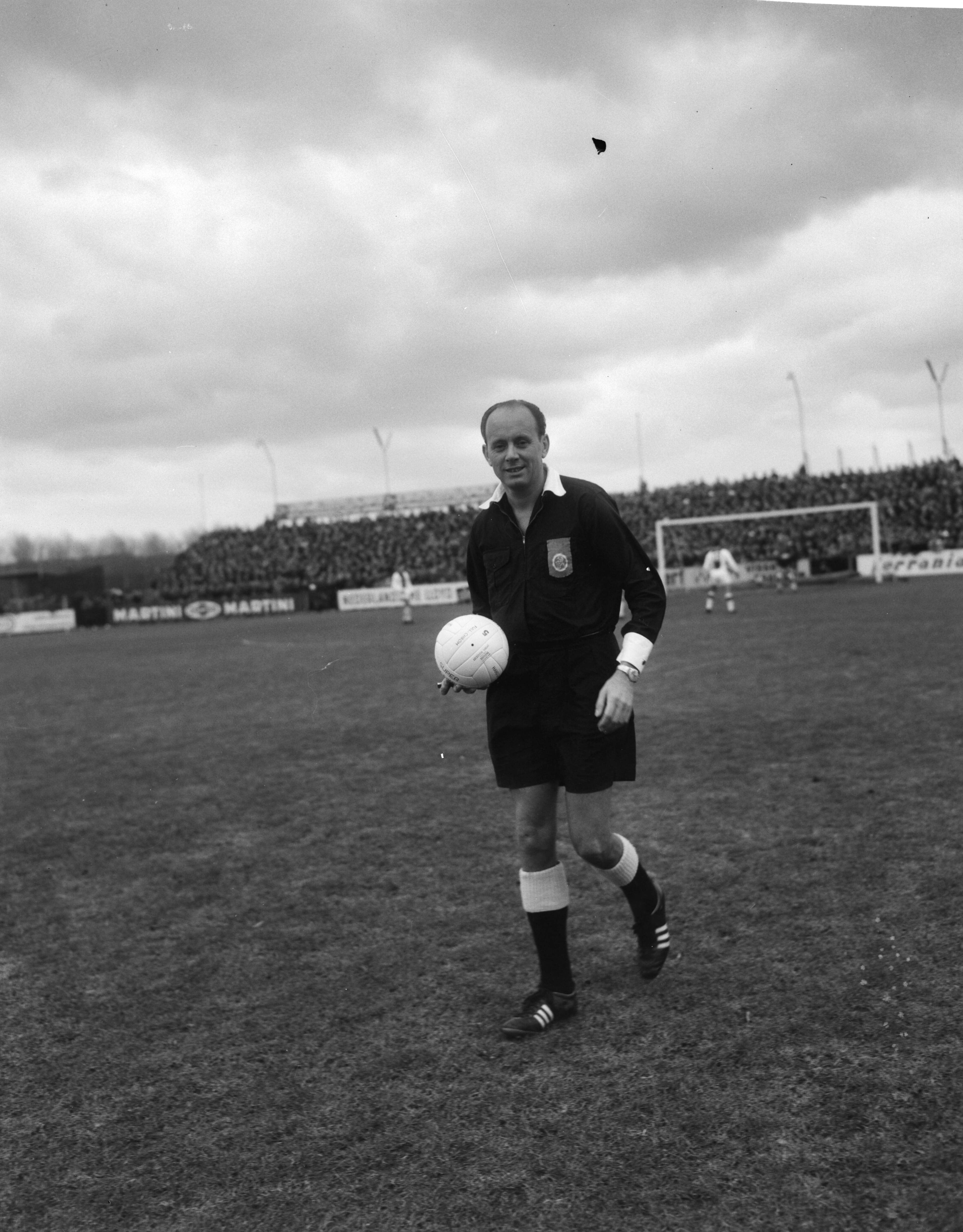 Fotocollectie Anefo — Voetbal. ADO - Ajax 2-3. Scheidsrechter Bogaerts — Foto: Bilsen, Joop van / Anefo. Licentie: Set B: Rechtenvrij / Publiek Domein. Bron: Nationaal Archief. http://hdl.handle.net/10648/aad0122e-d0b4-102d-bcf8-003048976d84