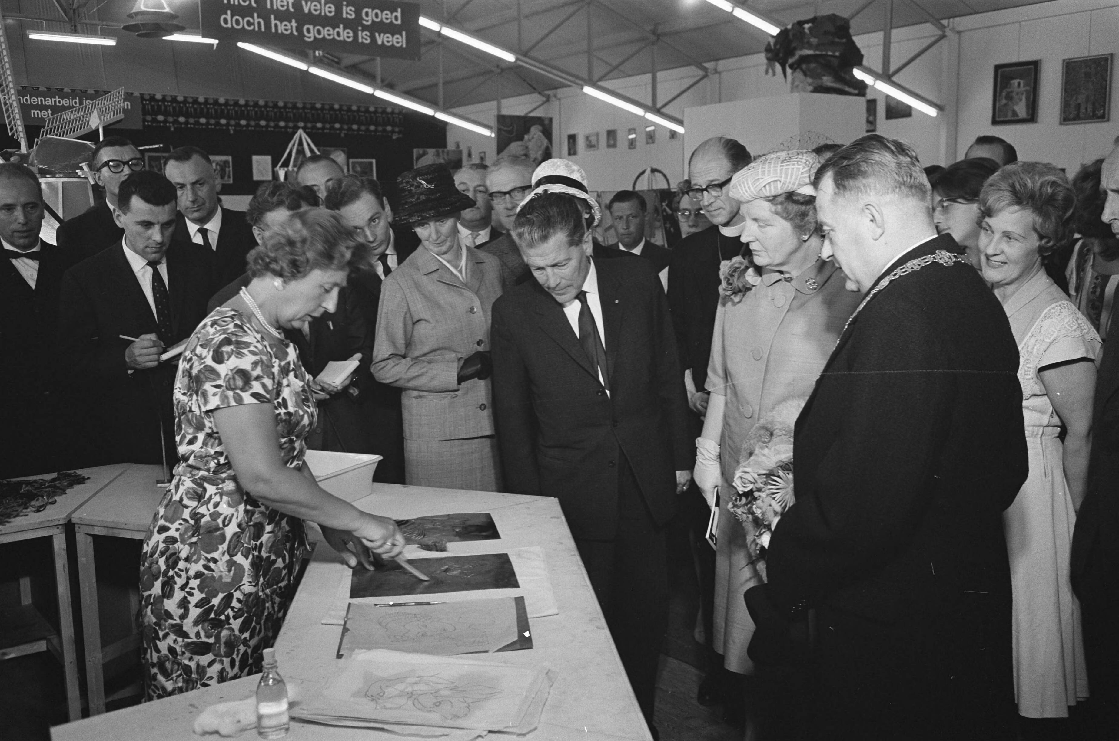 Fotocollectie Anefo — Koningin Juliana bezoekt tentoonstelling "Nu .... Breda 61 ". — Foto: Pot, Harry / Anefo. Licentie: Set B: Rechtenvrij / Publiek Domein. Bron: Nationaal Archief. http://hdl.handle.net/10648/a9dd1c4a-d0b4-102d-bcf8-003048976d84