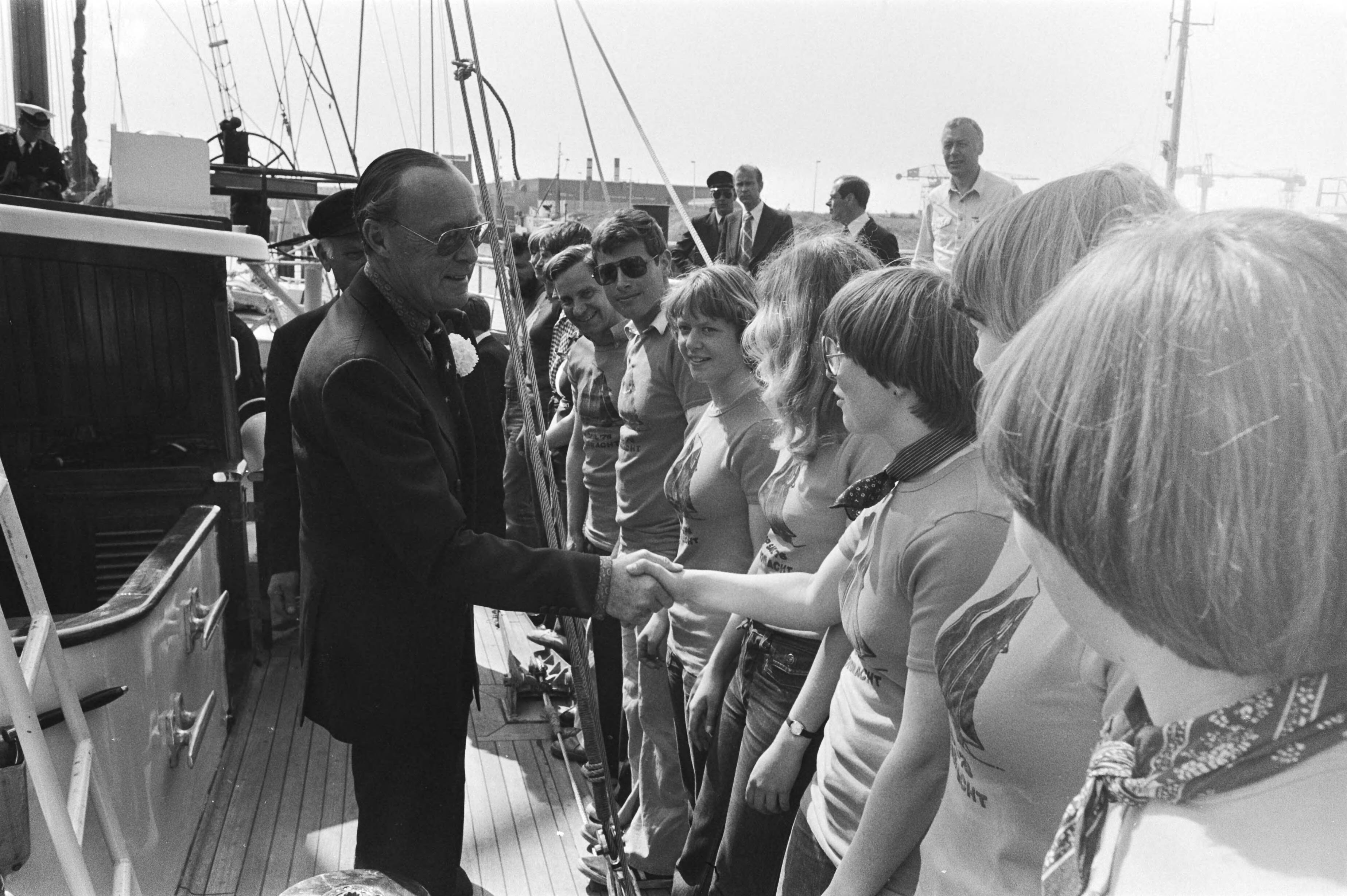 Fotocollectie Anefo — Prins Bernhard bezoekt zeezeilschip de Eendracht in Scheveningen; Prins Bernhard begroet bemanning — Foto: Verhoeff, Bert / Anefo. Licentie: Set B: Rechtenvrij / Publiek Domein. Bron: Nationaal Archief. http://hdl.handle.net/10648/acb4de3a-d0b4-102d-bcf8-003048976d84