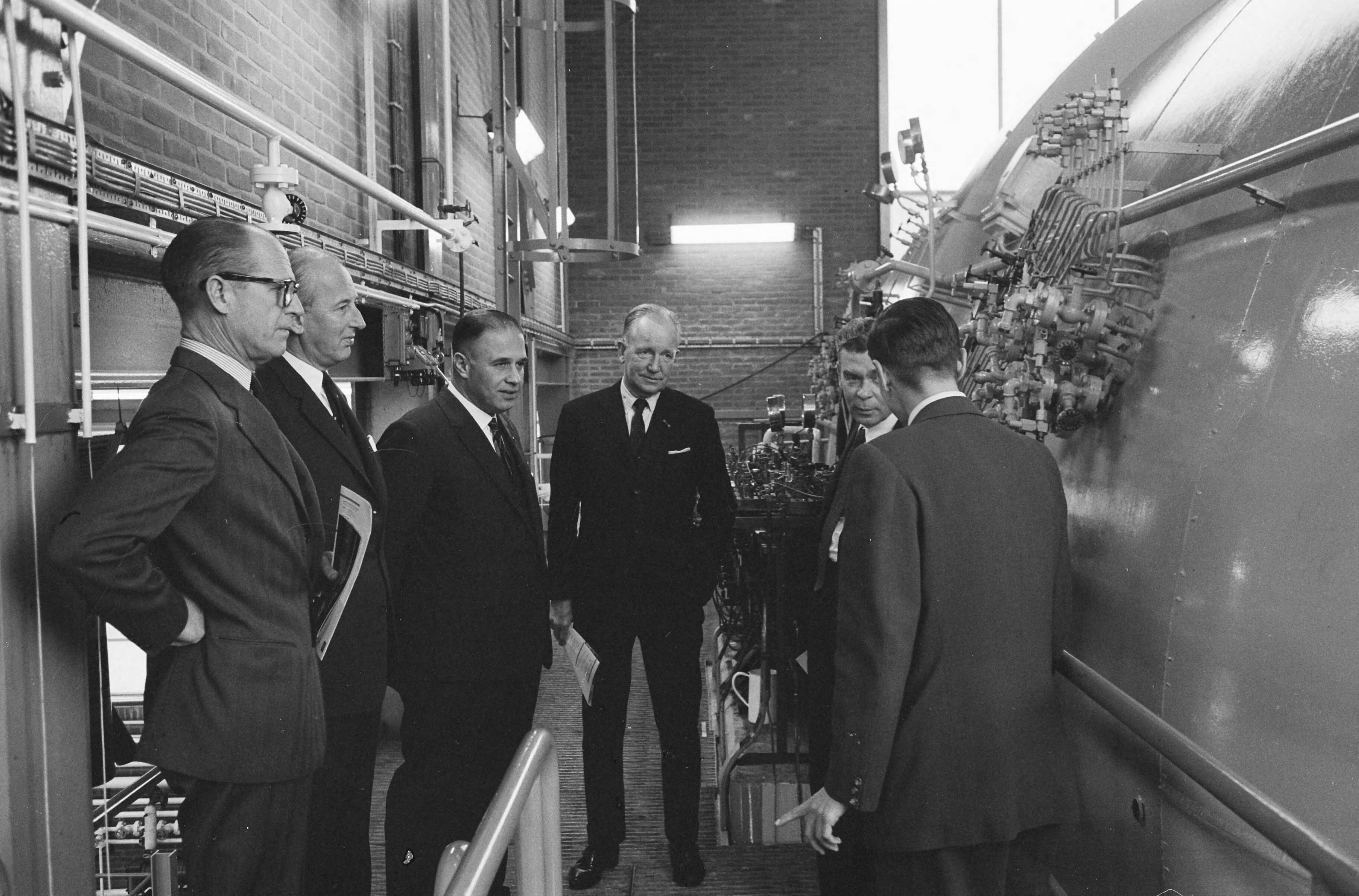 Fotocollectie Anefo — Opening Laboratorium van Shell Research te Rijswijk. Rondgang door het laboratorium — Foto: Pot, Harry / Anefo. Licentie: Set B: Rechtenvrij / Publiek Domein. Bron: Nationaal Archief. http://hdl.handle.net/10648/a9ee09d8-d0b4-102d-bcf8-003048976d84