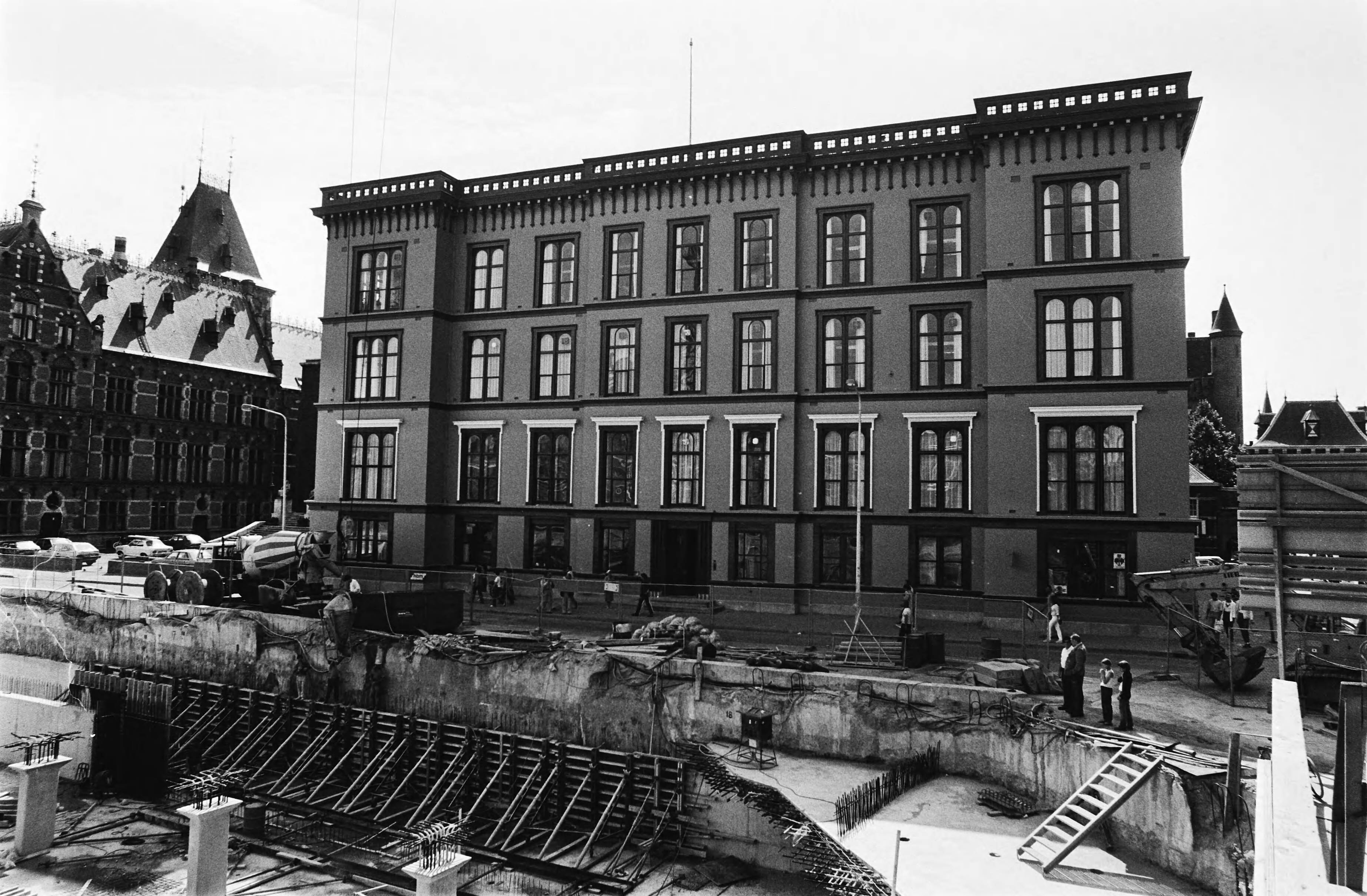 Fotocollectie Anefo — Exterieur van het pand aan Plein 1 te Den Haag — Foto: Dijk, Hans van / Anefo. Licentie: Set B: Rechtenvrij / Publiek Domein. Bron: Nationaal Archief. http://hdl.handle.net/10648/ace4c32a-d0b4-102d-bcf8-003048976d84