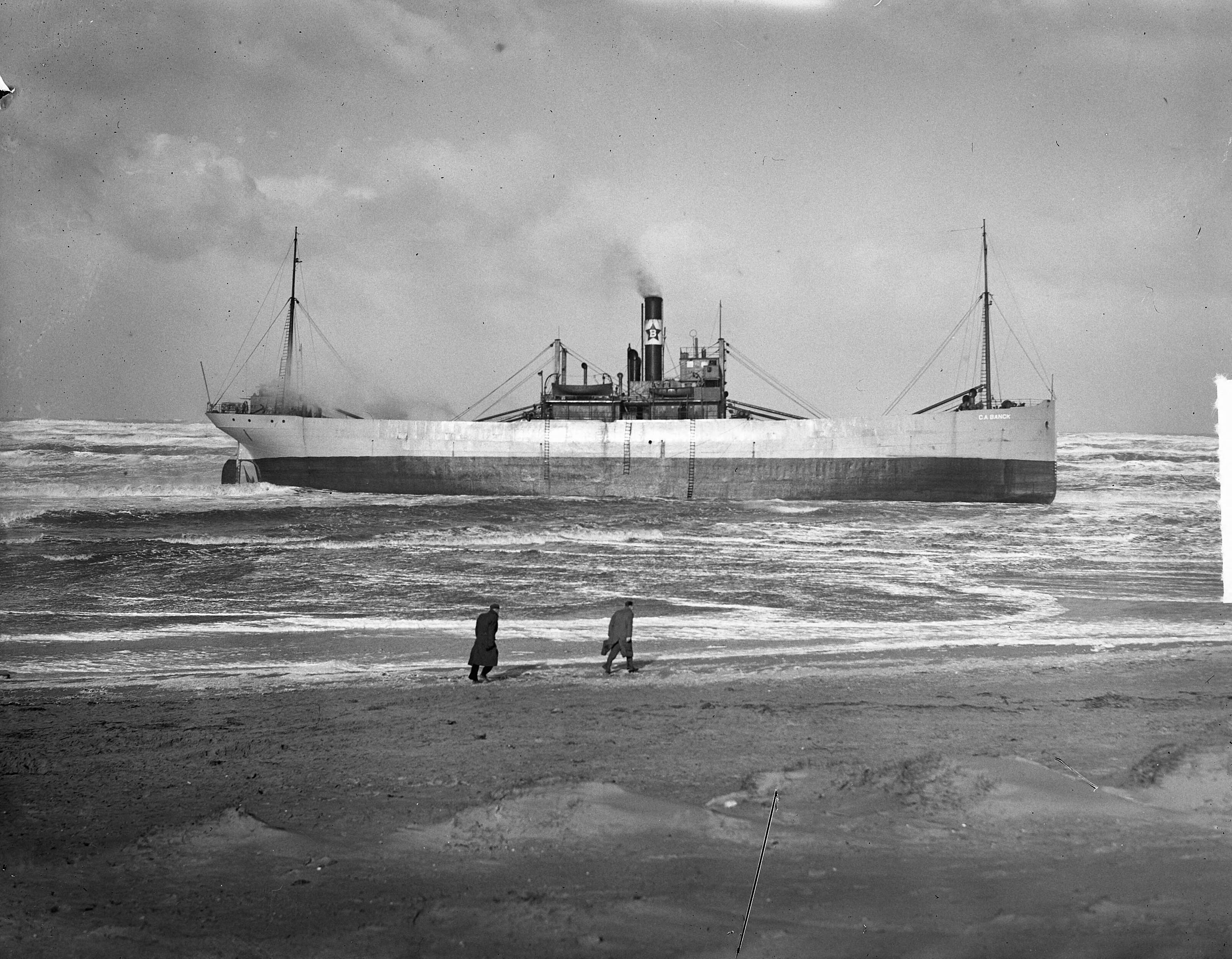 Fotocollectie Anefo — Zweeds schip ss C.A. Banck op het strand van Bloemendaal — Foto: Averink, […] / Anefo. Licentie: Set B: Rechtenvrij / Publiek Domein. Bron: Nationaal Archief. http://hdl.handle.net/10648/a8c42efc-d0b4-102d-bcf8-003048976d84