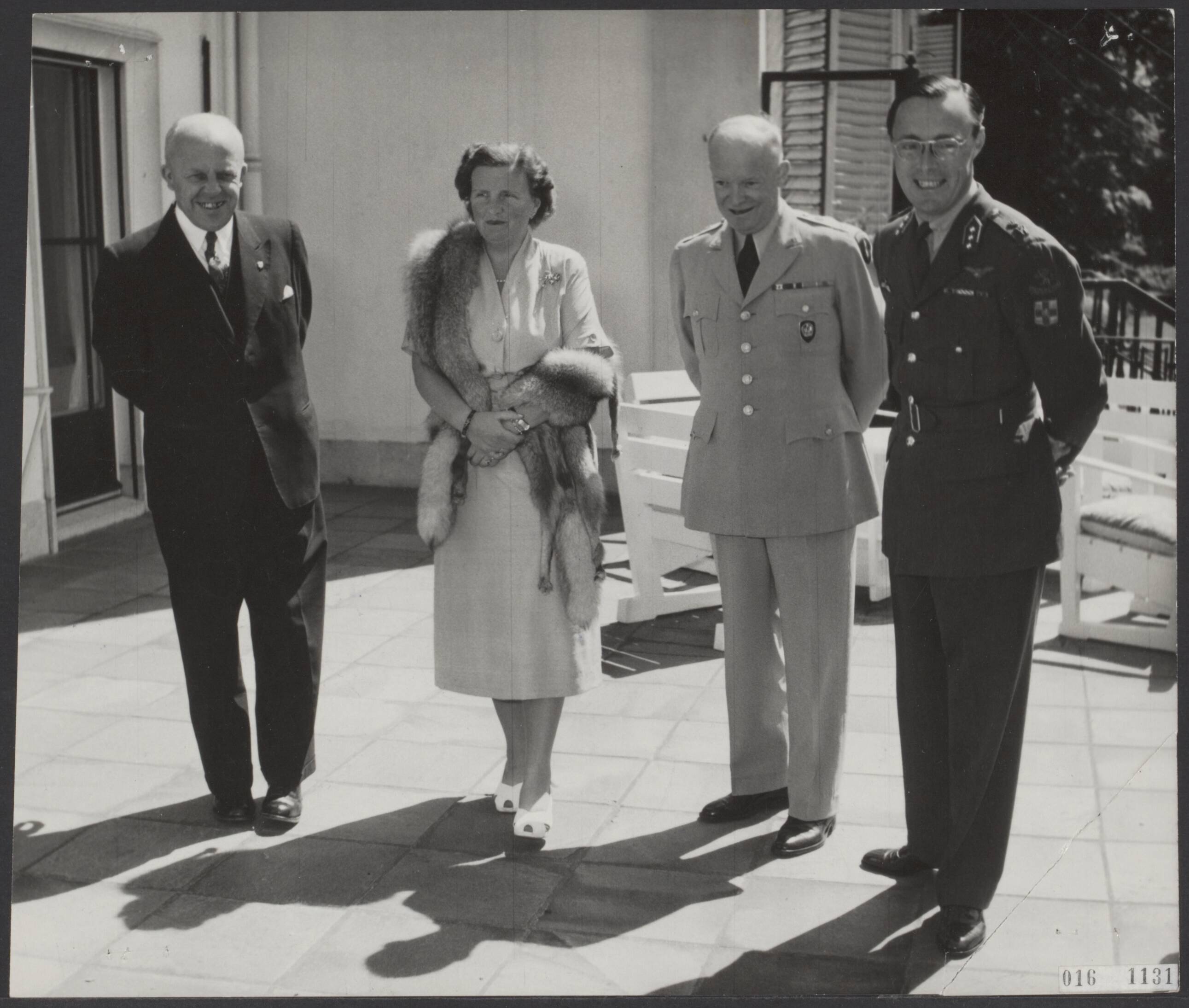 Fotocollectie Elsevier Binnenland — Koningin Wilhelmina heeft op paleis Soestijd generaal Eisenhower ontvangen, die een afscheidsbezoek aan Nederland brengt. De koninklijke familie met generaal Eisenhower en minister van Oorlog, ir. C. Staf — Foto: Fotograaf Onbekend / Anefo. Licentie: Set B: Rechtenvrij / Publiek Domein. Bron: Nationaal Archief. http://hdl.handle.net/10648/adbb7a14-d0b4-102d-bcf8-003048976d84