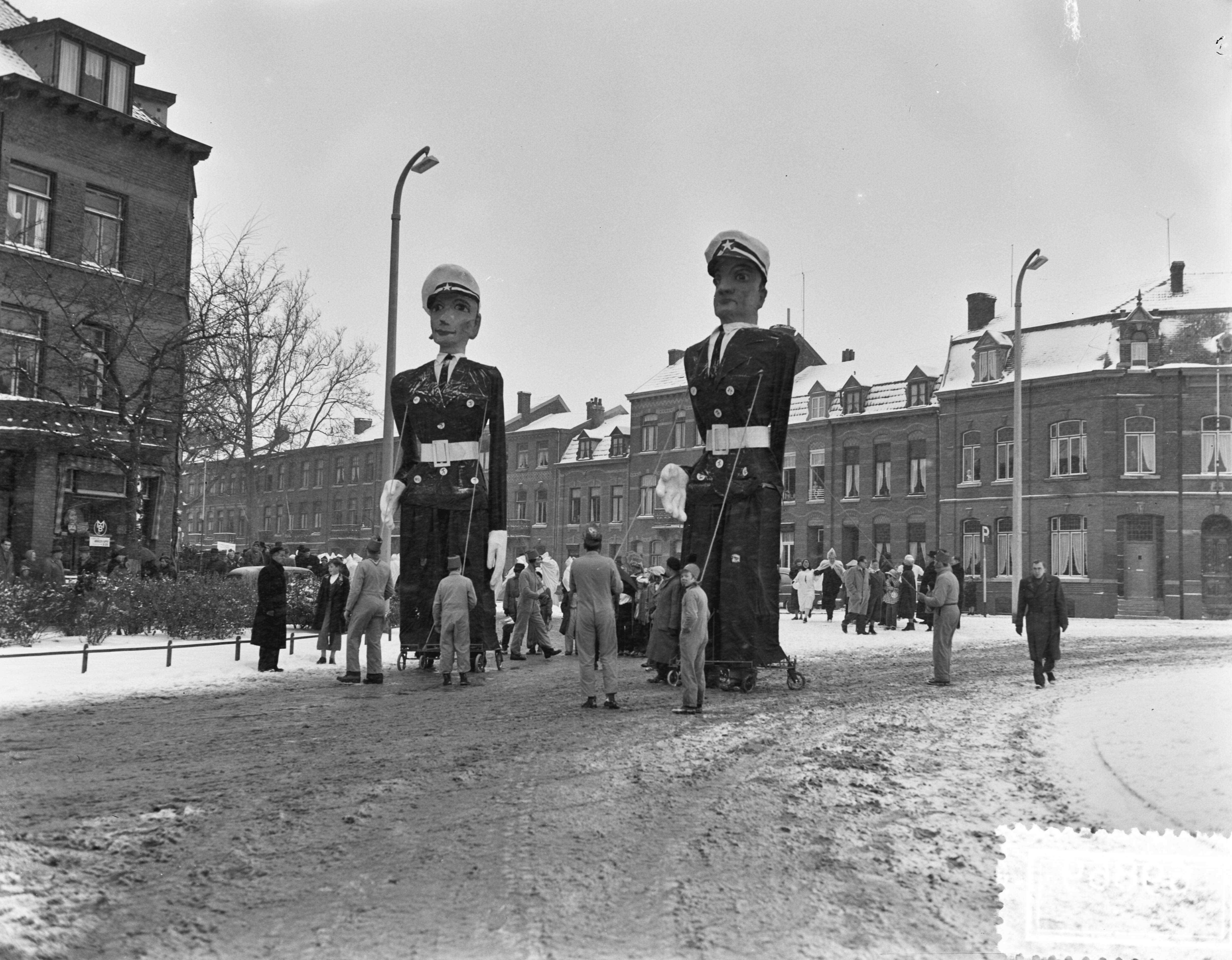Fotocollectie Anefo — Carnavalsoptocht te Maastricht in de sneeuw — Foto: Pot, Harry / Anefo. Licentie: Set B: Rechtenvrij / Publiek Domein. Bron: Nationaal Archief. http://hdl.handle.net/10648/a930f348-d0b4-102d-bcf8-003048976d84