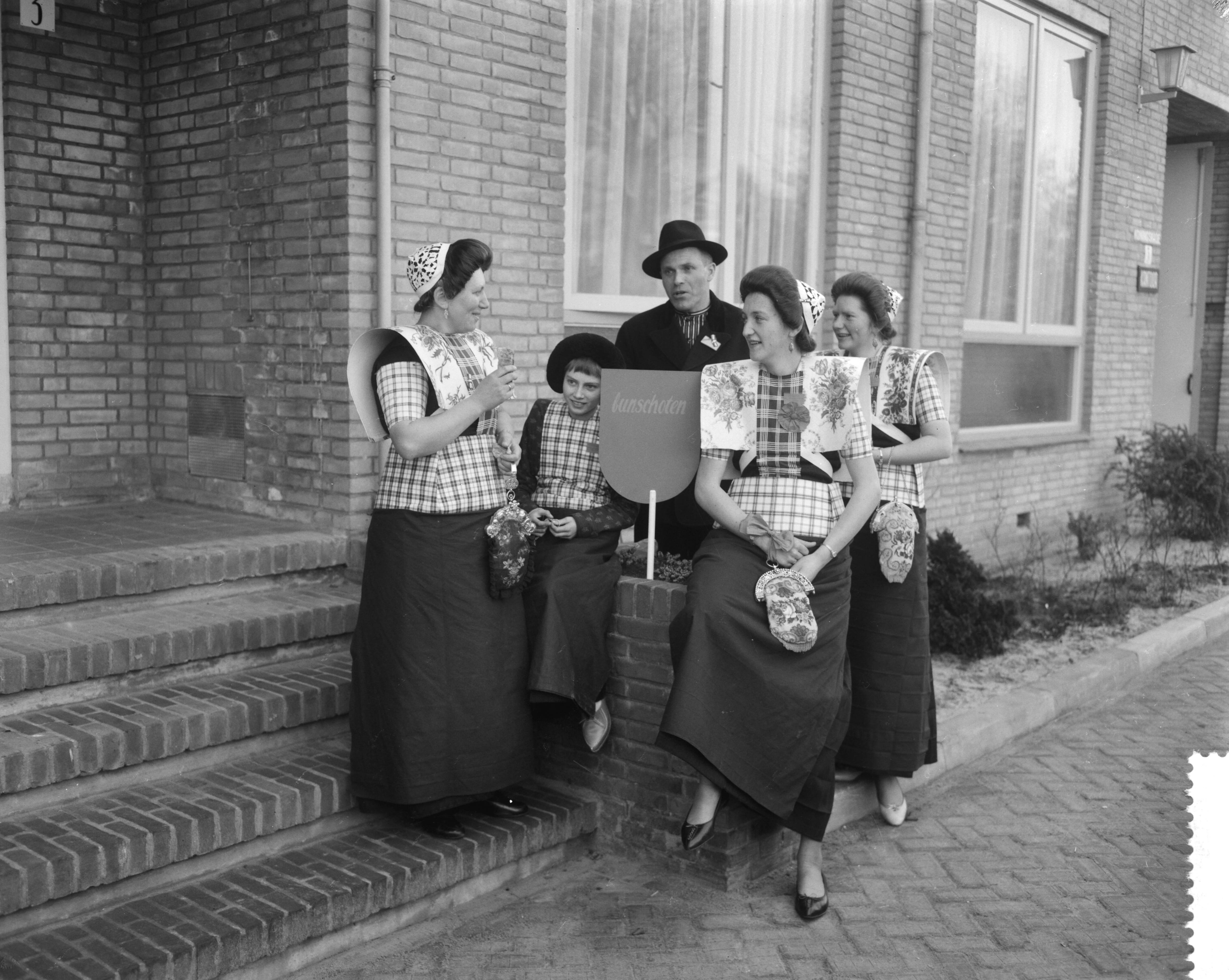 Fotocollectie Anefo — Aankomst delegaties bij de Dierentuin in Den Haag voor huldeblijk koningin Juliana. Delegatie uit Bunschoten — Foto: Behrens, Herbert F. / Anefo. Licentie: Set B: Rechtenvrij / Publiek Domein. Bron: Nationaal Archief. http://hdl.handle.net/10648/a9cbbbe4-d0b4-102d-bcf8-003048976d84