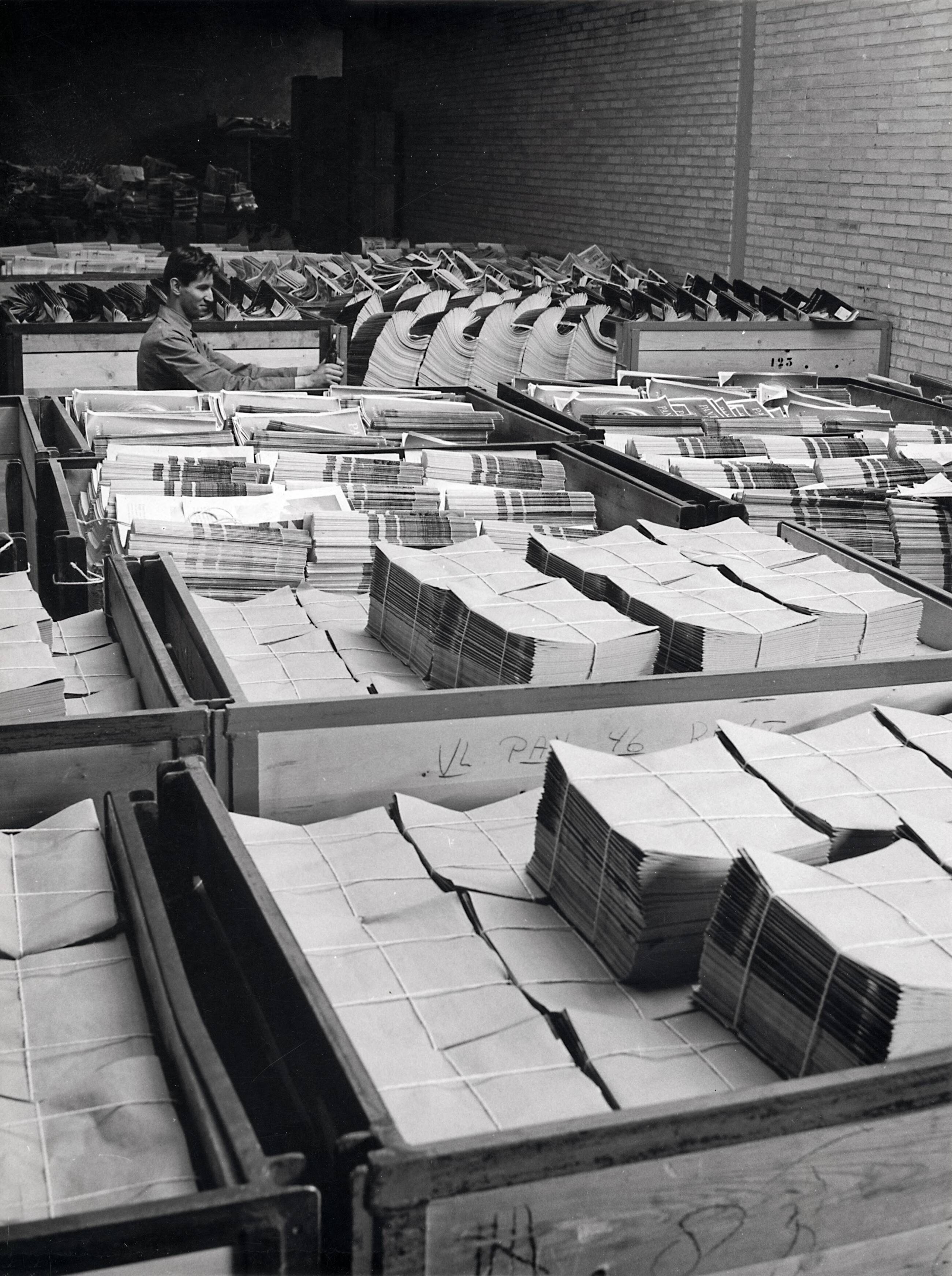 Collectie nader te bepalen — [Serie Bedrijfsvoering Spaarnestad] [kisten met tijdschriften (Vlaamse Panorama) in een expeditieruimte] — Foto: Fotograaf Onbekend / Fotobureau onbekend / Spaarnestad Photo (05887). Licentie: Set B: Rechtenvrij / Publiek Domein. Bron: Nationaal Archief. http://hdl.handle.net/10648/35429da6-4294-a382-e063-6df0900a6686
