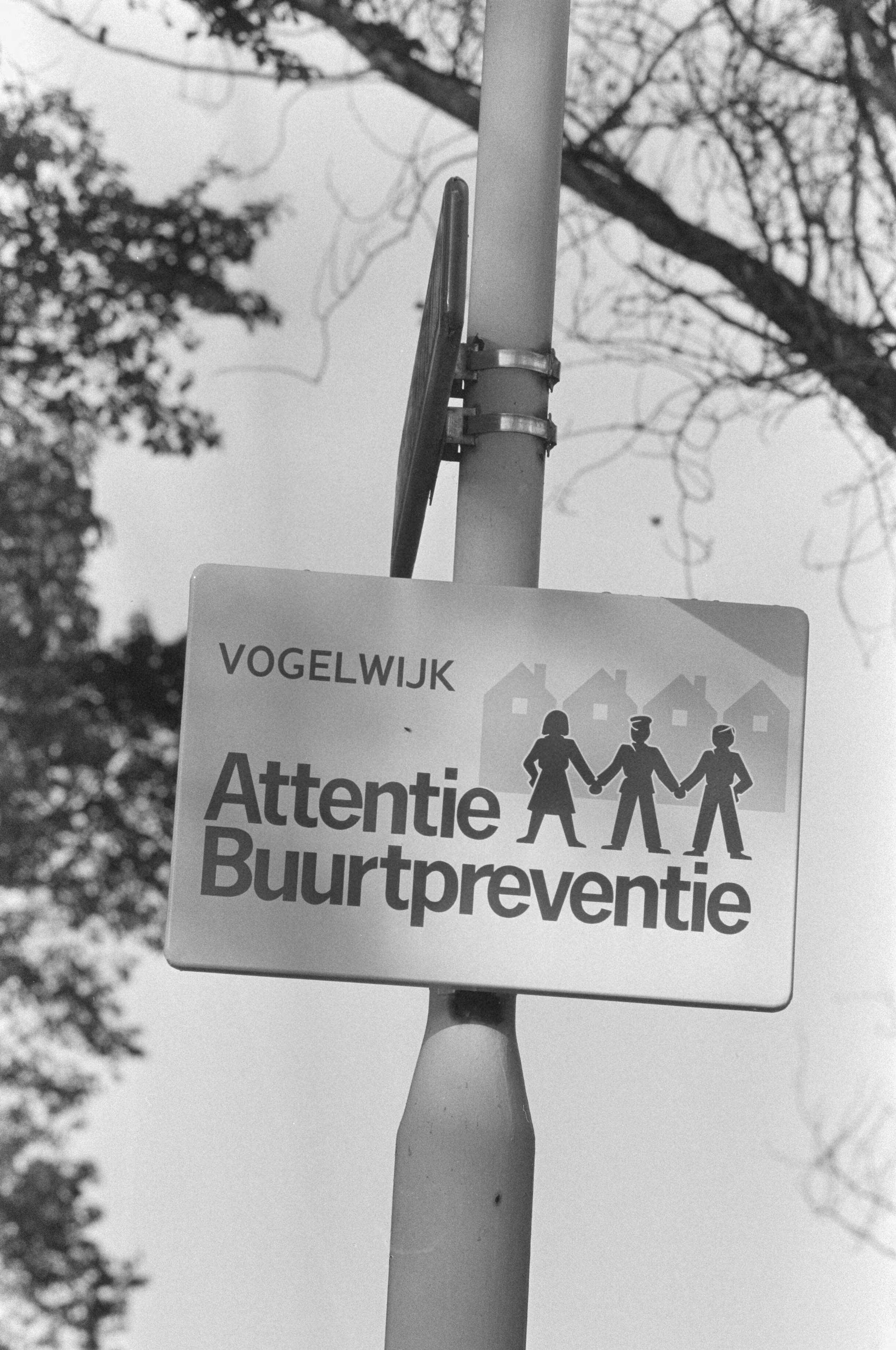 Fotocollectie Anefo — Bord "Attentie Buurtpreventie" in de Vogelwijk Den Haag — Foto: Bogaerts, Rob / Anefo. Licentie: Set B: Rechtenvrij / Publiek Domein. Bron: Nationaal Archief. http://hdl.handle.net/10648/ad6e676a-d0b4-102d-bcf8-003048976d84