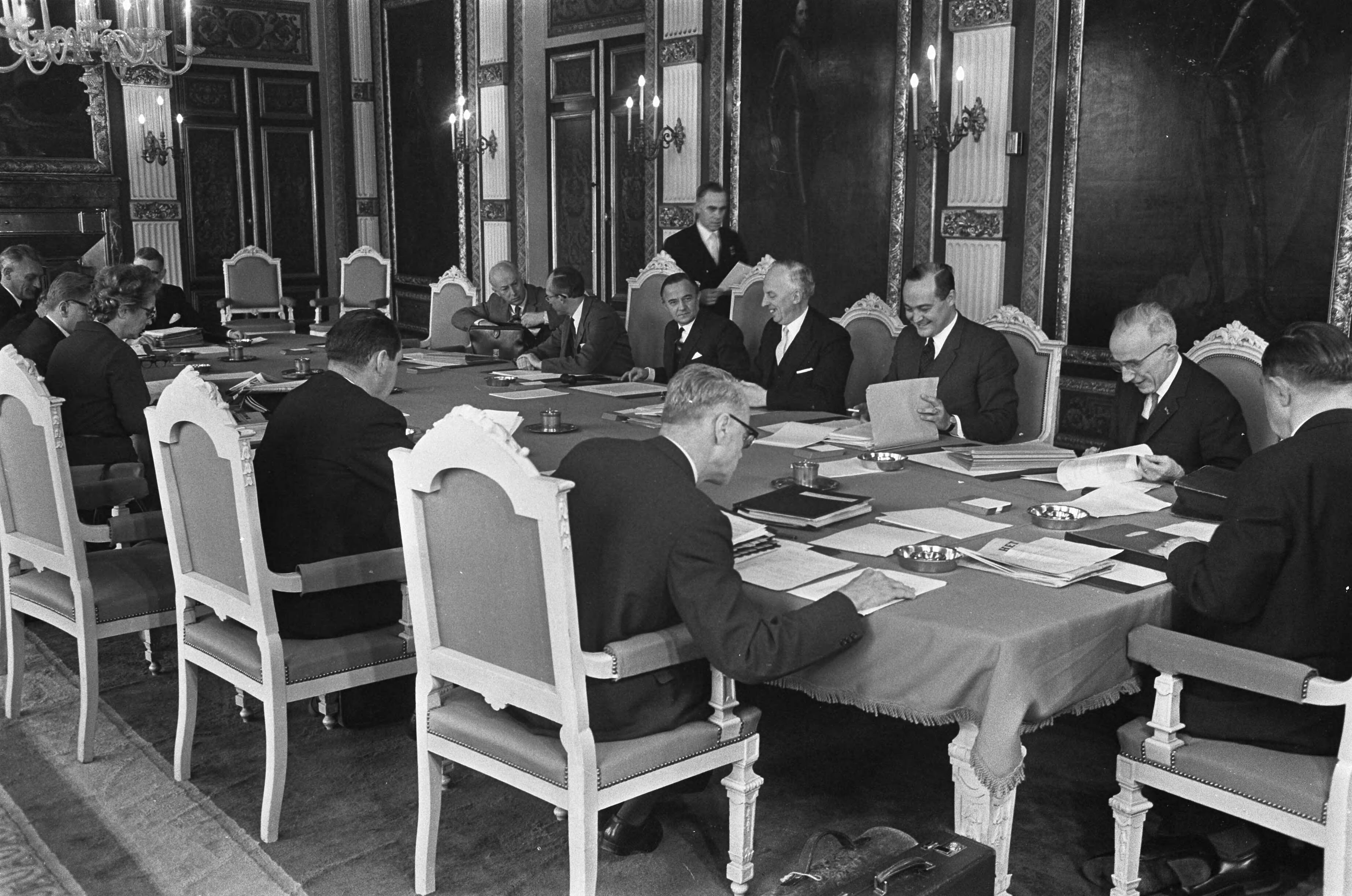 Fotocollectie Anefo — Ministerraad bijeen in de Treveszaal Den Haag , achter de tafel v.l.n.r. Bakker, Witteveen, De Jong , Middelburg, Merckelbach, voorgrond Lardinois en De Block / — Foto: Koch, Eric / Anefo. Licentie: Set B: Rechtenvrij / Publiek Domein. Bron: Nationaal Archief. http://hdl.handle.net/10648/ab14e7dc-d0b4-102d-bcf8-003048976d84