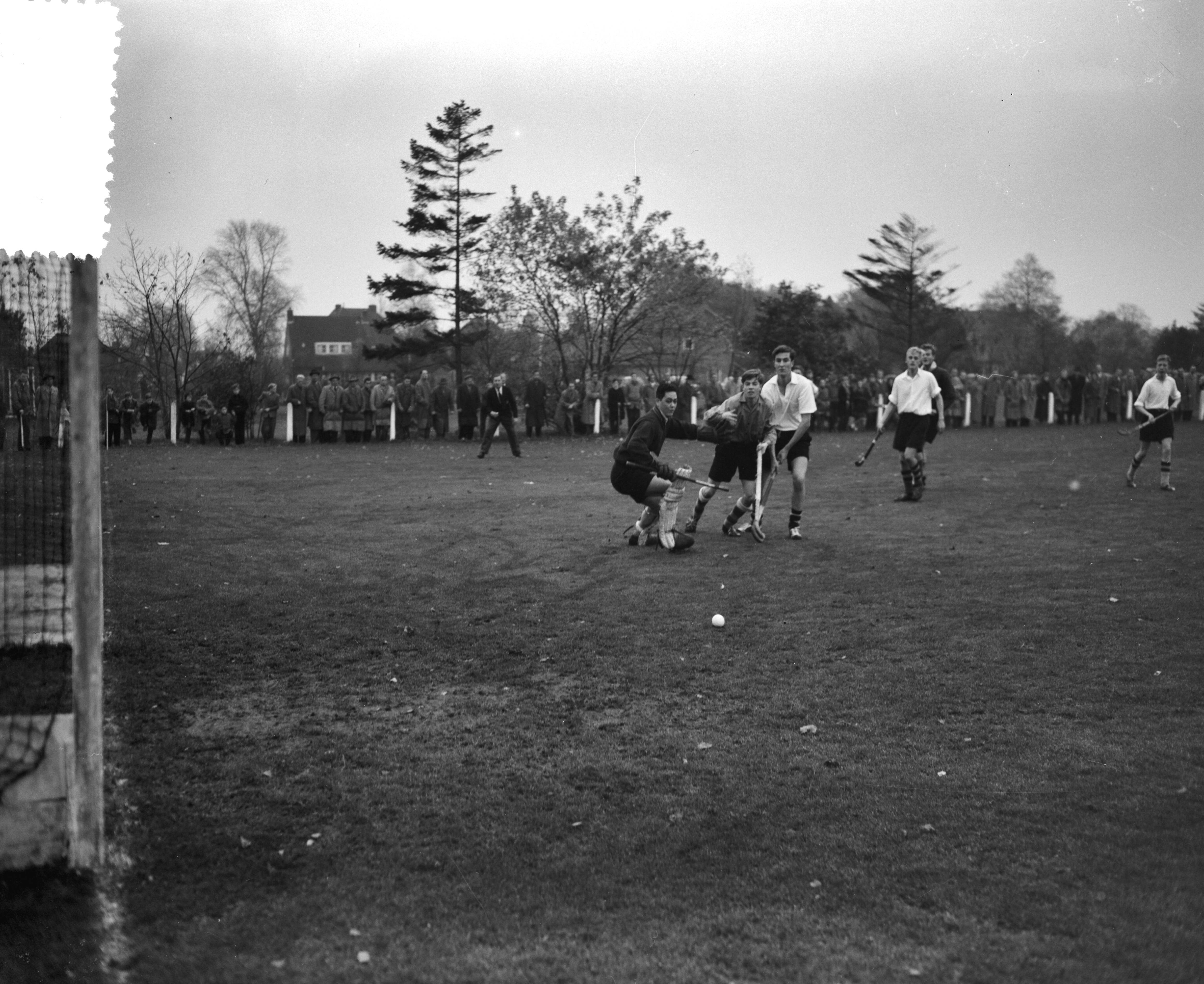 Fotocollectie Anefo — Hockey. Laren tegen SCH 1-0. Spelmomenten bij keeper Gonka van Laren — Foto: Behrens, Herbert F. / Anefo. Licentie: Set B: Rechtenvrij / Publiek Domein. Bron: Nationaal Archief. http://hdl.handle.net/10648/a9527a0e-d0b4-102d-bcf8-003048976d84