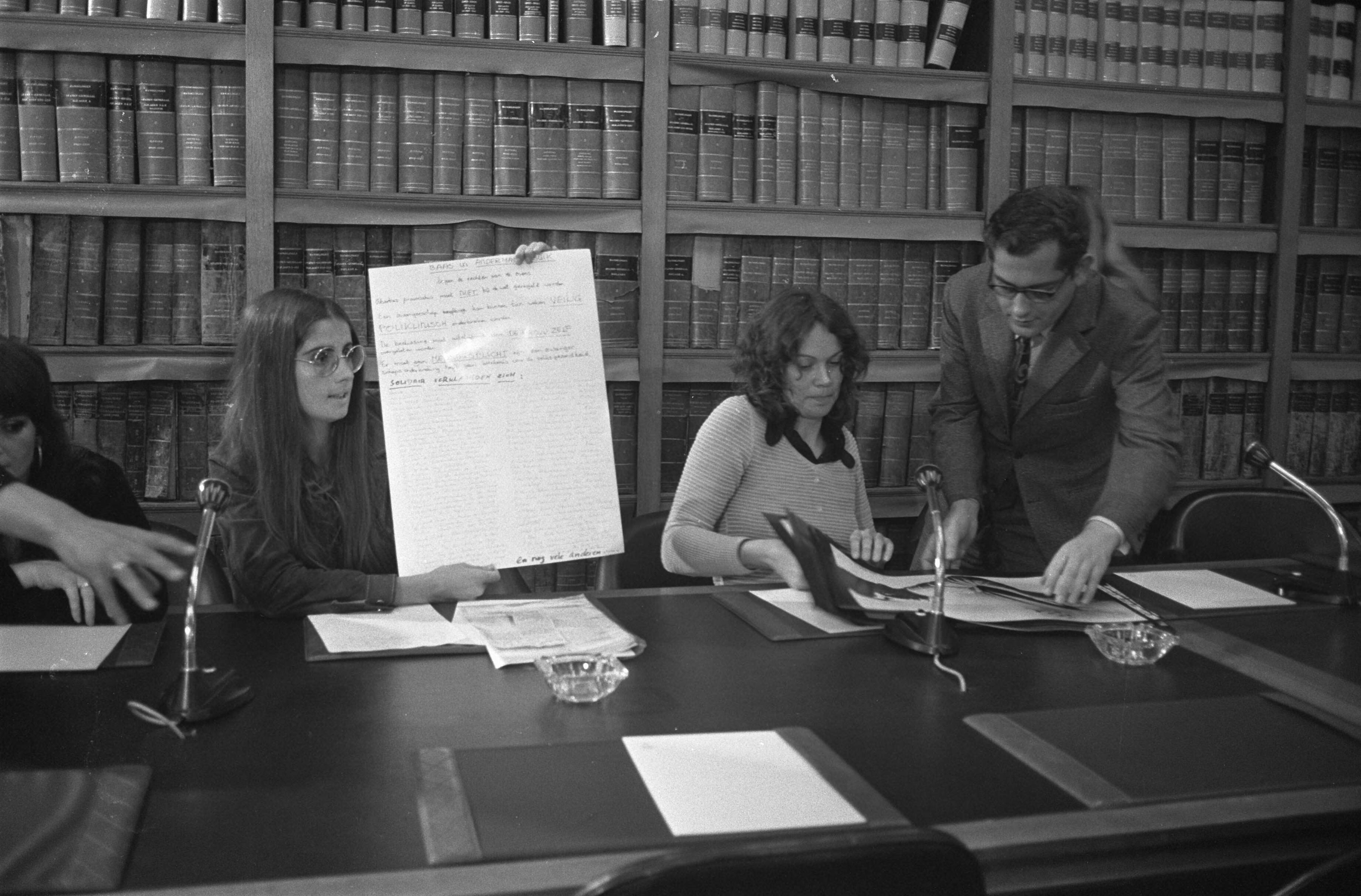 Fotocollectie Anefo — Openbare hearing over abortuswetgeving in gebouw Tweede Kamer , Den Haag — Foto: Peters, Hans / Anefo. Licentie: Set B: Rechtenvrij / Publiek Domein. Bron: Nationaal Archief. http://hdl.handle.net/10648/abd0bb10-d0b4-102d-bcf8-003048976d84