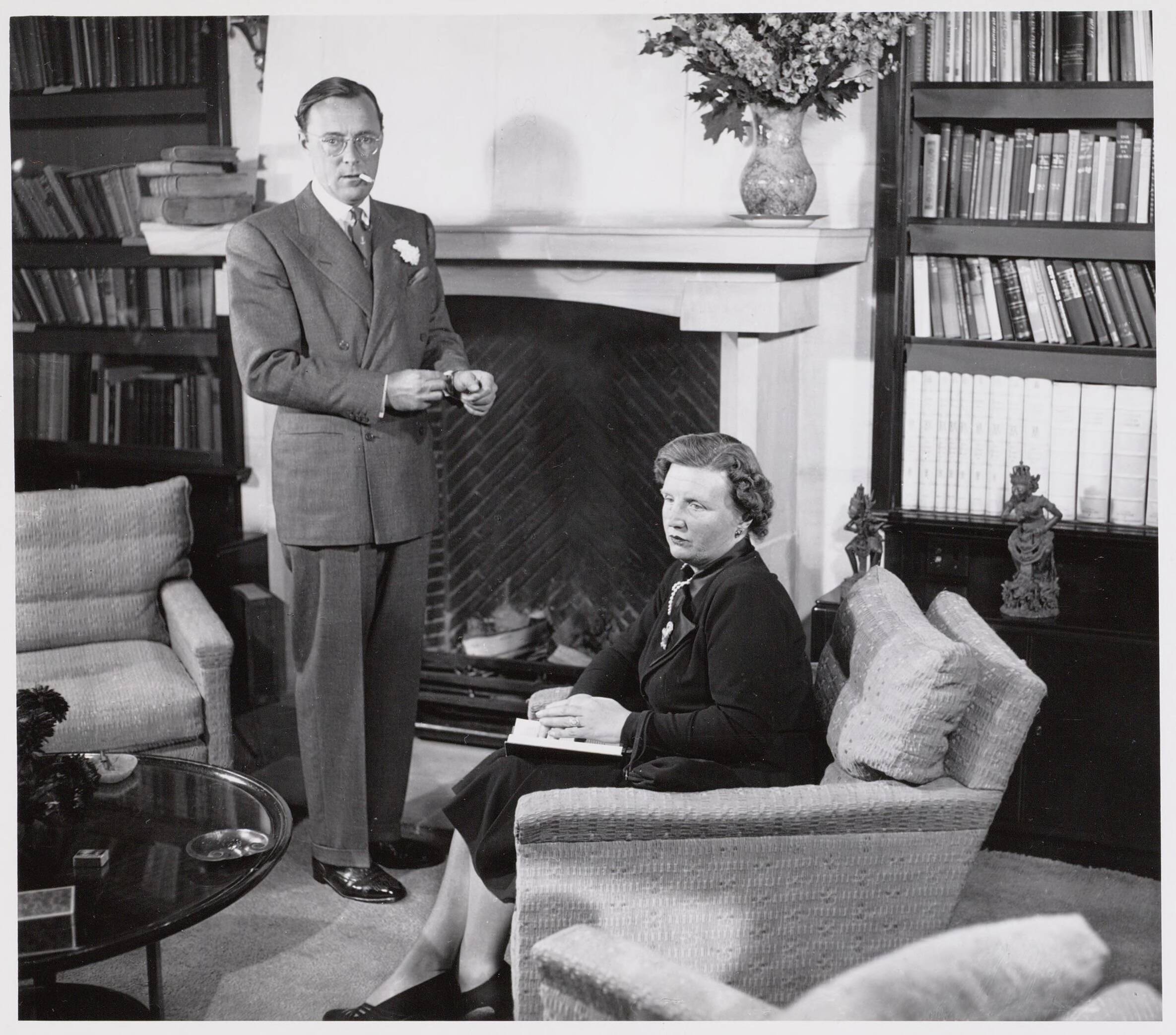 Fotocollectie RVD / Koninklijk Huis — Koningin Juliana en prins Bernhard in de bibliotheek van Paleis Soestdijk — Foto: Woldringh, Meinard / RVD. Licentie: Set B: Rechtenvrij / Publiek Domein. Bron: Nationaal Archief. http://hdl.handle.net/10648/afac5762-d0b4-102d-bcf8-003048976d84