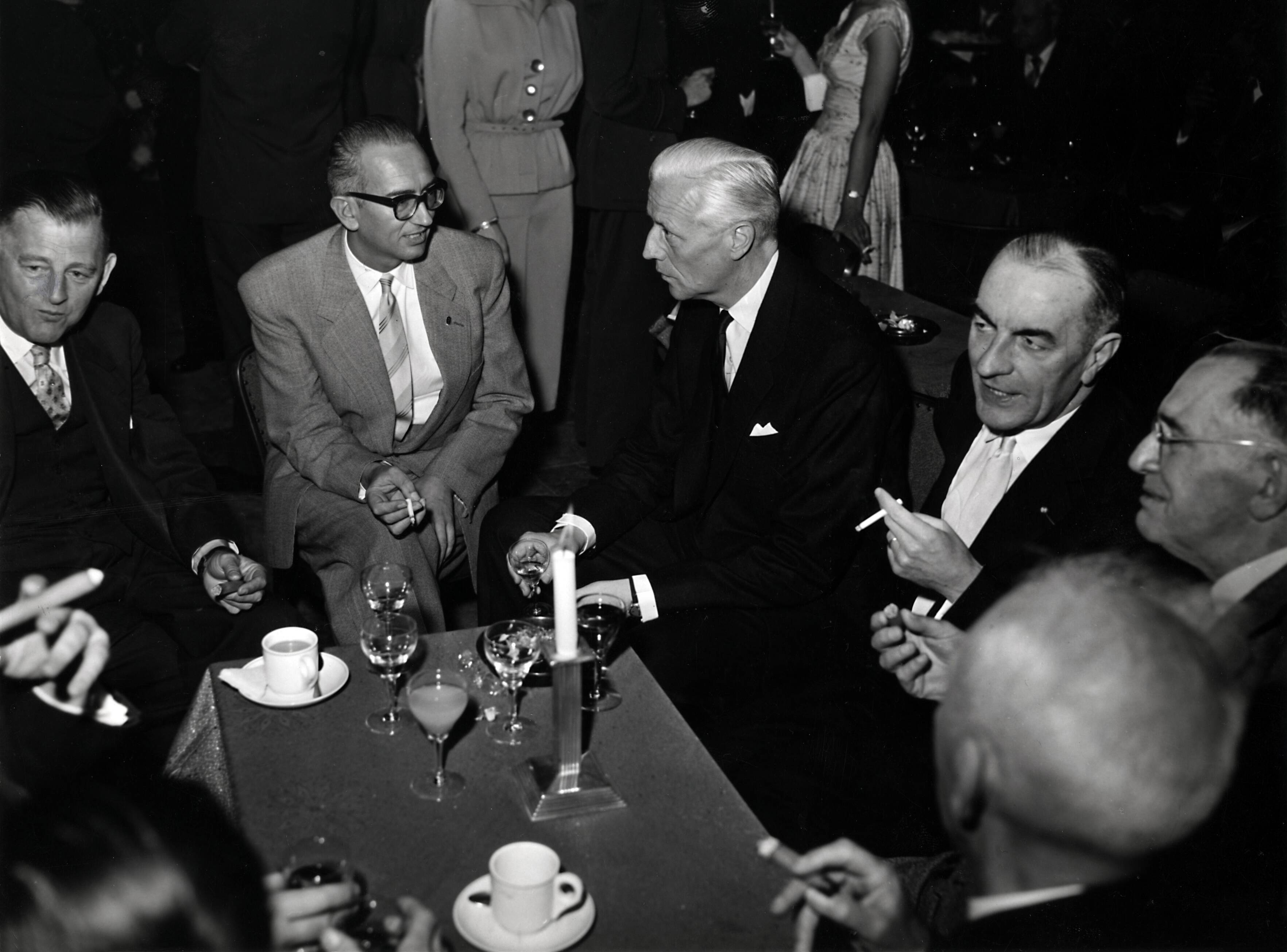 Collectie nader te bepalen — [50-jarig jubileum N.V. De Spaarnestad] [Receptie in de Vleeshal te Haarlem?] — Foto: Fotograaf Onbekend / Fotobureau onbekend / Spaarnestad Photo (05887). Licentie: Set B: Rechtenvrij / Publiek Domein. Bron: Nationaal Archief. http://hdl.handle.net/10648/35429da6-3a81-a382-e063-6df0900a6686