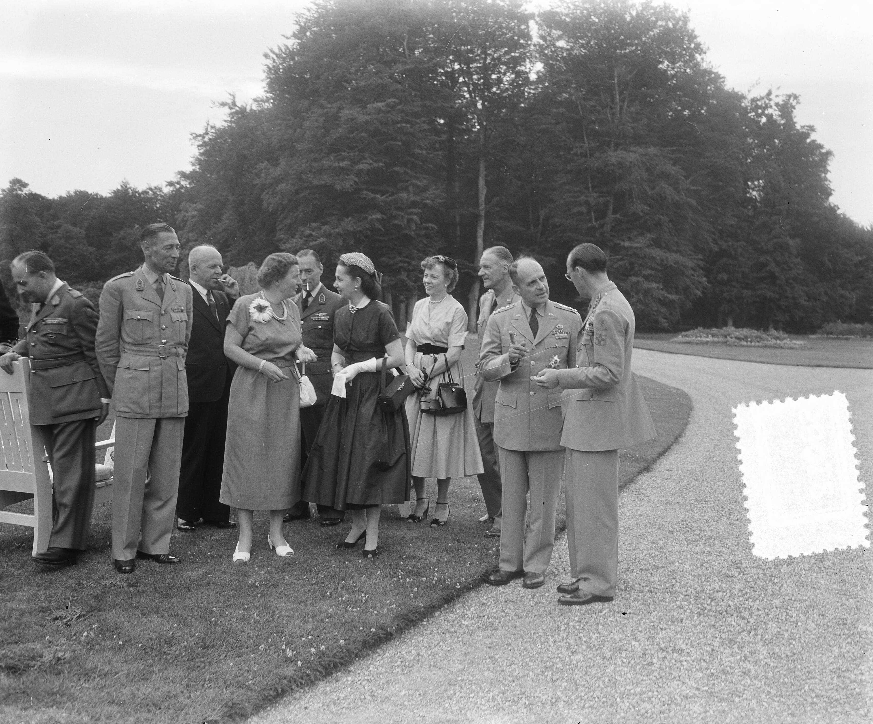 Fotocollectie Anefo — Afscheidsbezoek van de Amerikaanse generaal Ridgway en echtgenote op paleis Soestdijk. Het echtpaar met koningin Juliana en prins Bernhard. Links generaal B.R.P.F. Hasselman en minister van Oorlog C. Staf. Rechts achter de koningin generaal I.A. Aler. Achter Ridgway brigade-generaal Biddle en zijn echtgenote. — Foto: Pot, Harry / Anefo. Licentie: Set B: Rechtenvrij / Publiek Domein. Bron: Nationaal Archief. http://hdl.handle.net/10648/a90e692c-d0b4-102d-bcf8-003048976d84