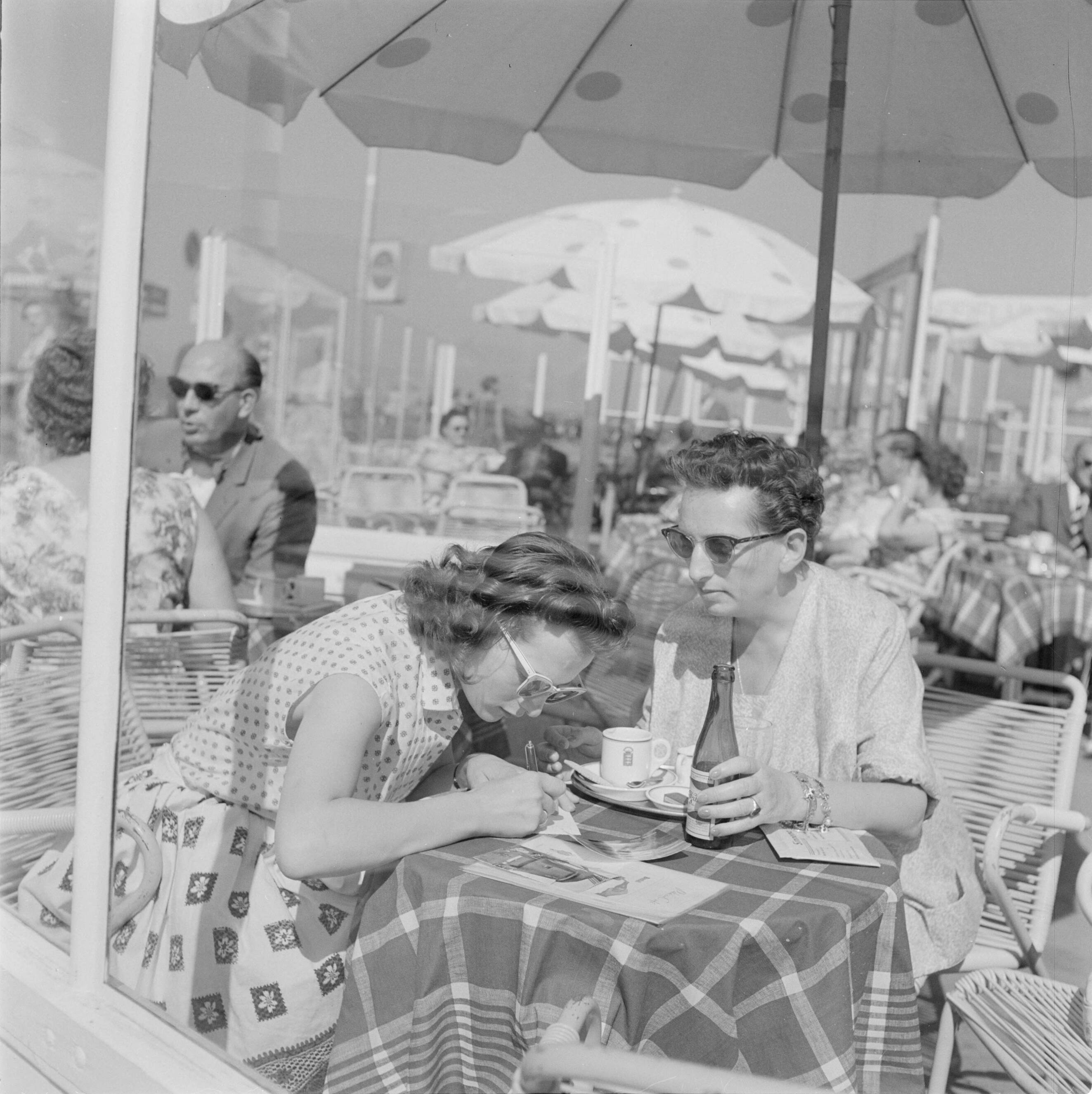 Scheveningen. — Een man en een vrouw op een terras aan de boulevard van Scheveningen — Foto: Poll, Willem van de. Licentie: Set B: Rechtenvrij / Publiek Domein. Bron: Nationaal Archief. http://hdl.handle.net/10648/aeceedd2-d0b4-102d-bcf8-003048976d84