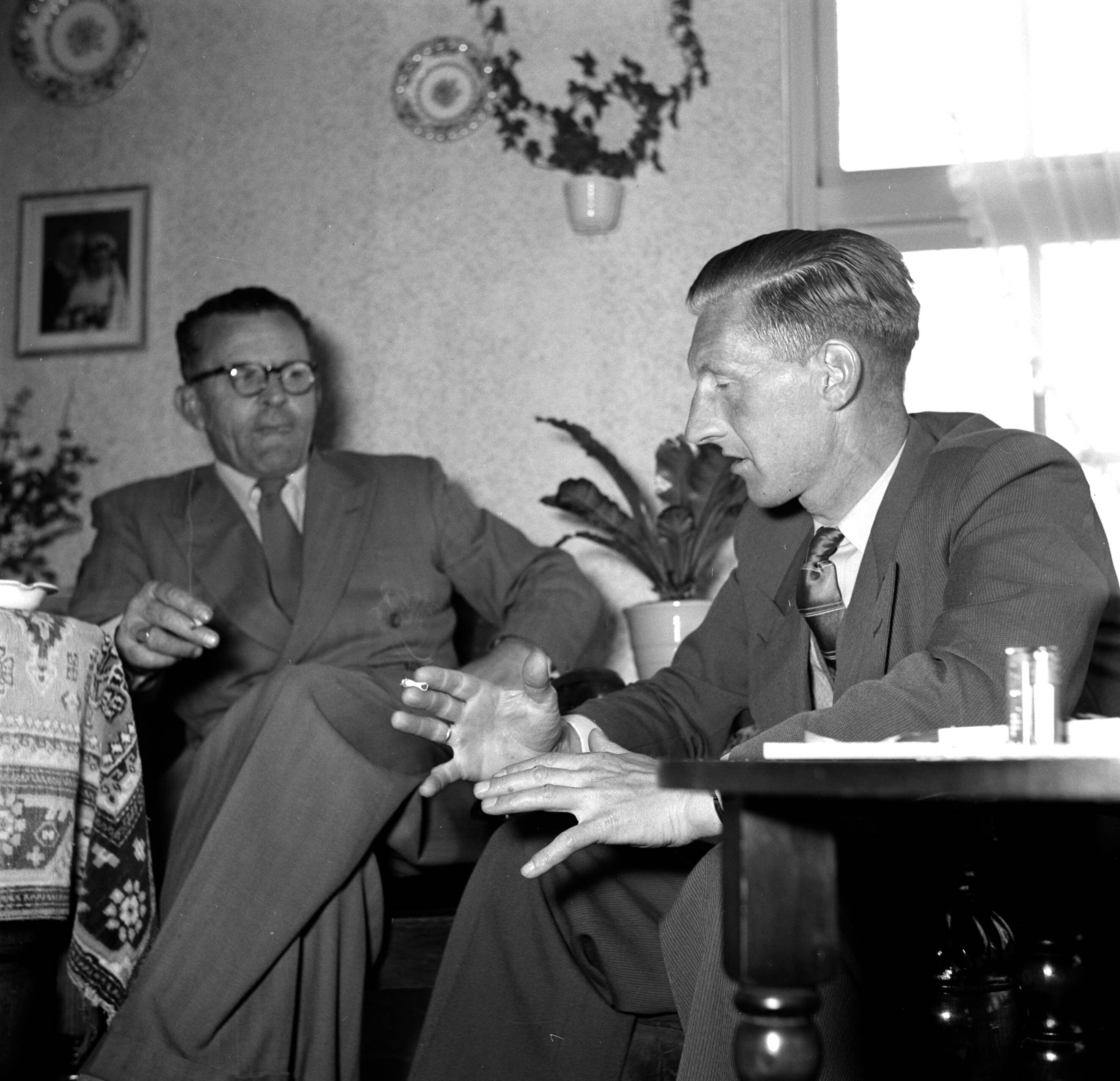 Fotocollectie Van de Poll — Gerard de Jong in gesprek met Ynse Postma, beide met een sigaret in de hand — Foto: Poll, Willem van de. Licentie: Set B: Rechtenvrij / Publiek Domein. Bron: Nationaal Archief. http://hdl.handle.net/10648/aecce44c-d0b4-102d-bcf8-003048976d84