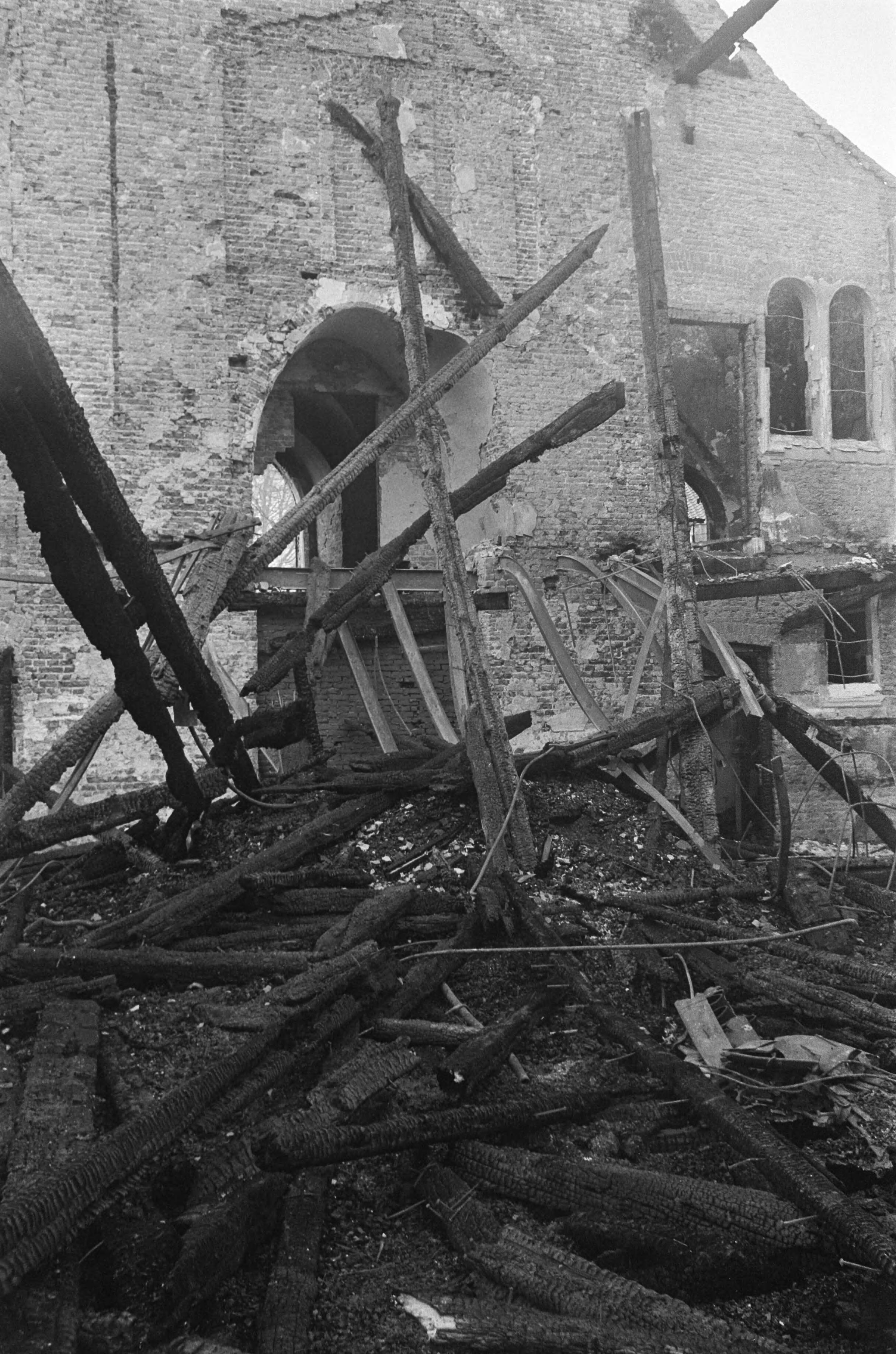 Fotocollectie Anefo — Afgebrande kerk en het oude stadhuis, Hilversum, exterieur — Foto: Punt, W. / Anefo. Licentie: Set B: Rechtenvrij / Publiek Domein. Bron: Nationaal Archief. http://hdl.handle.net/10648/abda51d4-d0b4-102d-bcf8-003048976d84