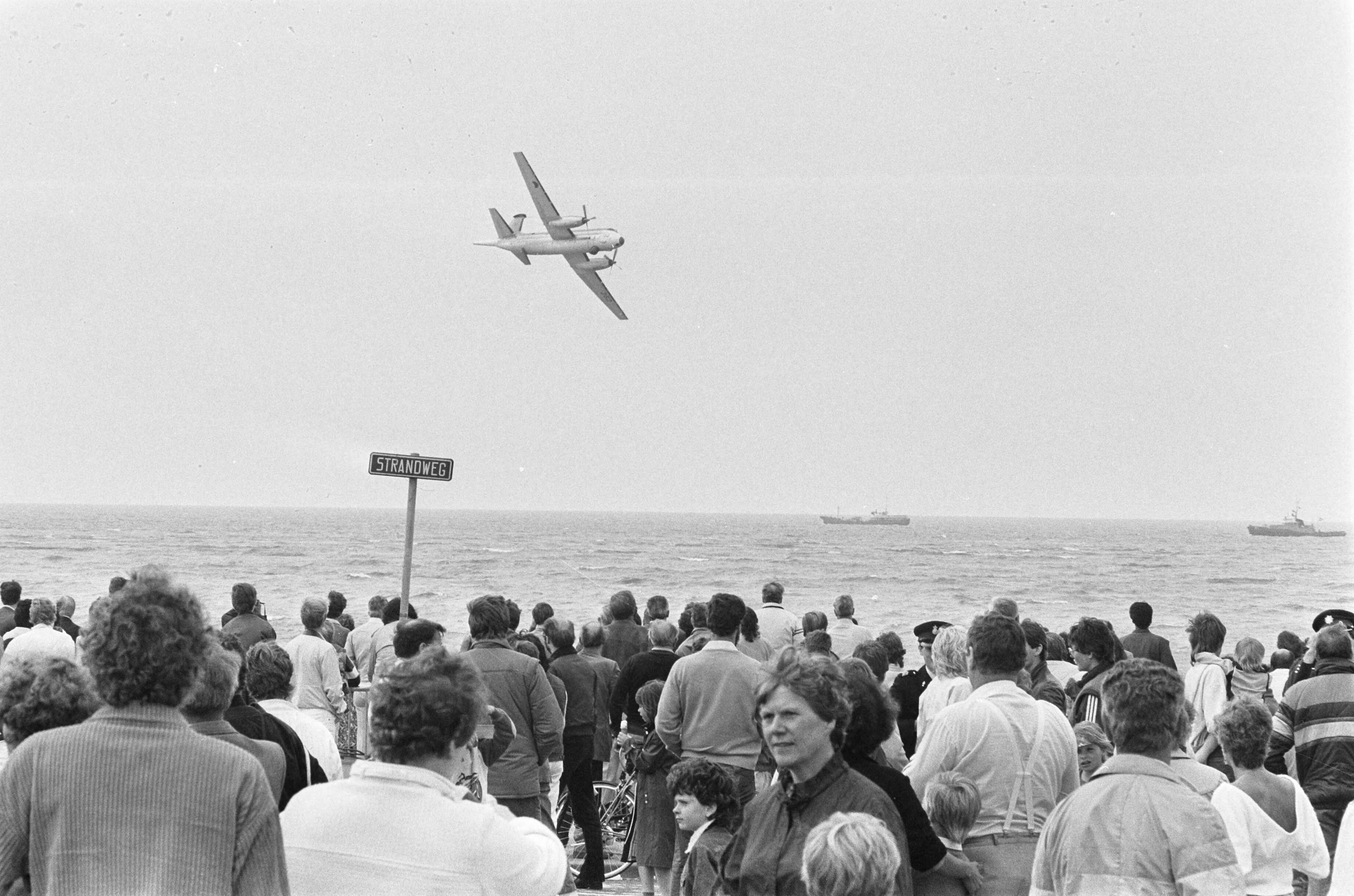 Vliegfeest in Scheveningen — Toeschouwers op de boulevard — Foto: Croes, Rob C. / Anefo. Licentie: Set B: Rechtenvrij / Publiek Domein. Bron: Nationaal Archief. http://hdl.handle.net/10648/ad2a85b8-d0b4-102d-bcf8-003048976d84