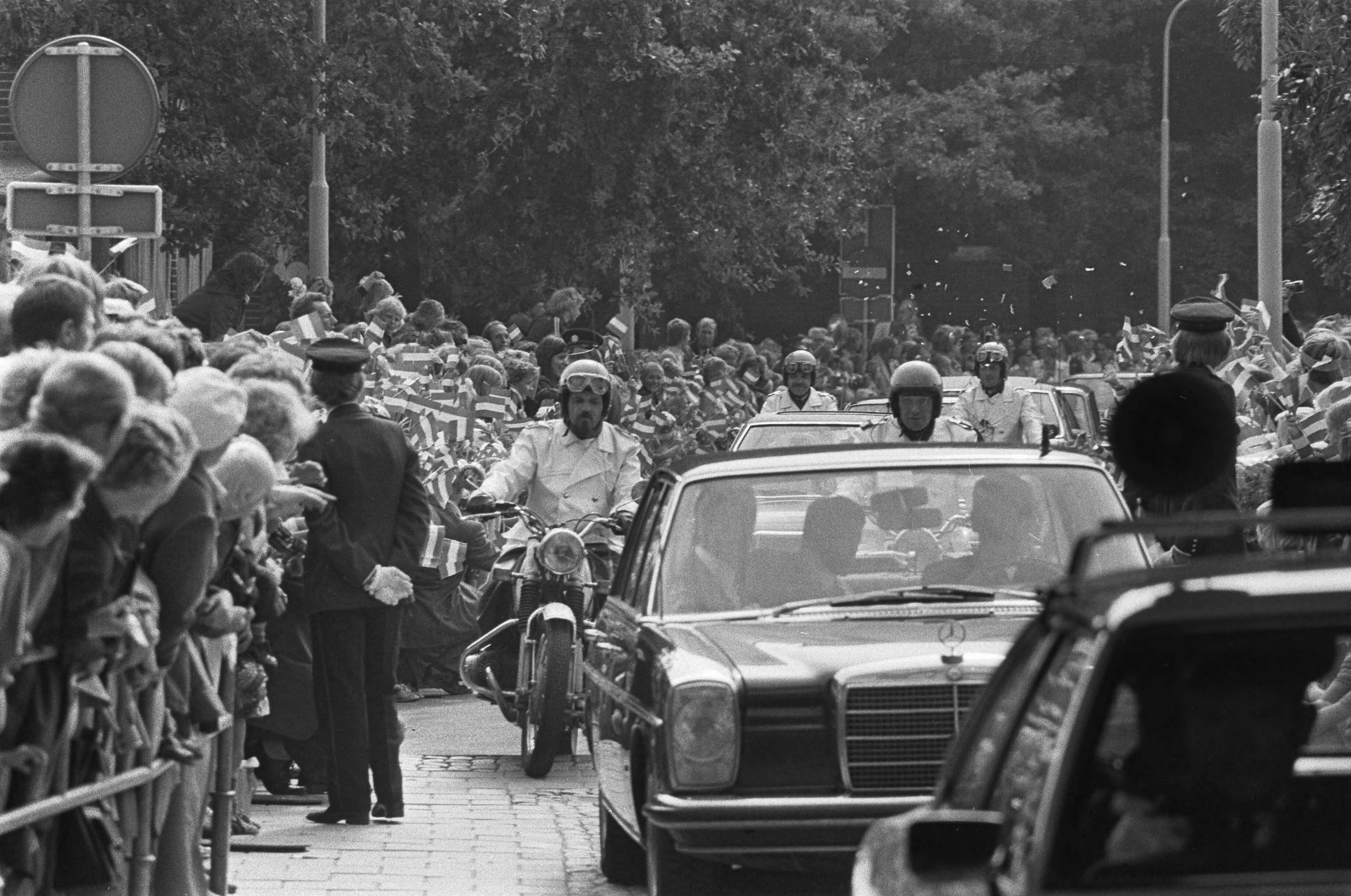 Fotocollectie Anefo — Koningin Juliana bezoekt Haren (Groningen) met bommelding; veel politie op de weg — Foto: Mieremet, Rob / Anefo. Licentie: Set B: Rechtenvrij / Publiek Domein. Bron: Nationaal Archief. http://hdl.handle.net/10648/ac71abc4-d0b4-102d-bcf8-003048976d84