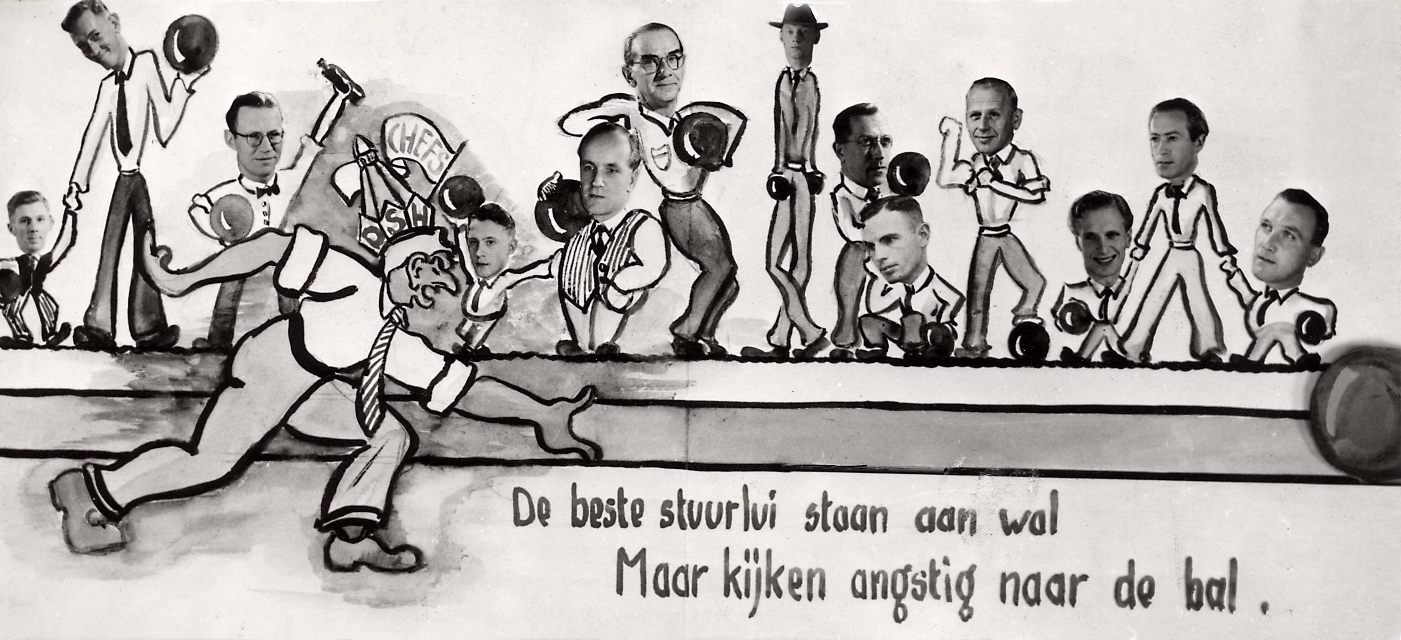 Sportactiviteiten personeel Drukkerij N.V. De Spaarnestad / Voetbal, o.a. F.C. Panorama — [Serie bedrijfsvoetbal Spaarnestad] spotprent met fotoportretten] Kegelbaan ["de beste stuurlui staan aan wal. Maar kijken angstig naar de bal"] — Foto: Hilterman, H. / Spaarnestad / Spaarnestad Photo (05887). Licentie: Set B: Rechtenvrij / Publiek Domein. Bron: Nationaal Archief. http://hdl.handle.net/10648/35429da6-3ef9-a382-e063-6df0900a6686