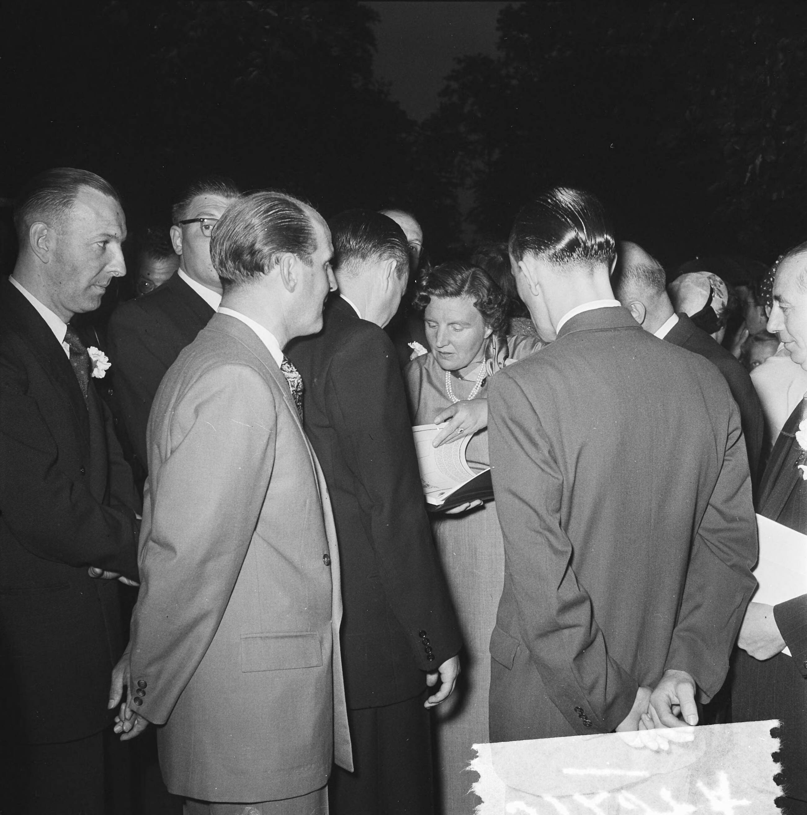 Fotocollectie Anefo — Carnavalsstemming Soestdijk bezoek Limburgers — Foto: Noske, J.D. / Anefo. Licentie: Set B: Rechtenvrij / Publiek Domein. Bron: Nationaal Archief. http://hdl.handle.net/10648/ad76376a-d0b4-102d-bcf8-003048976d84