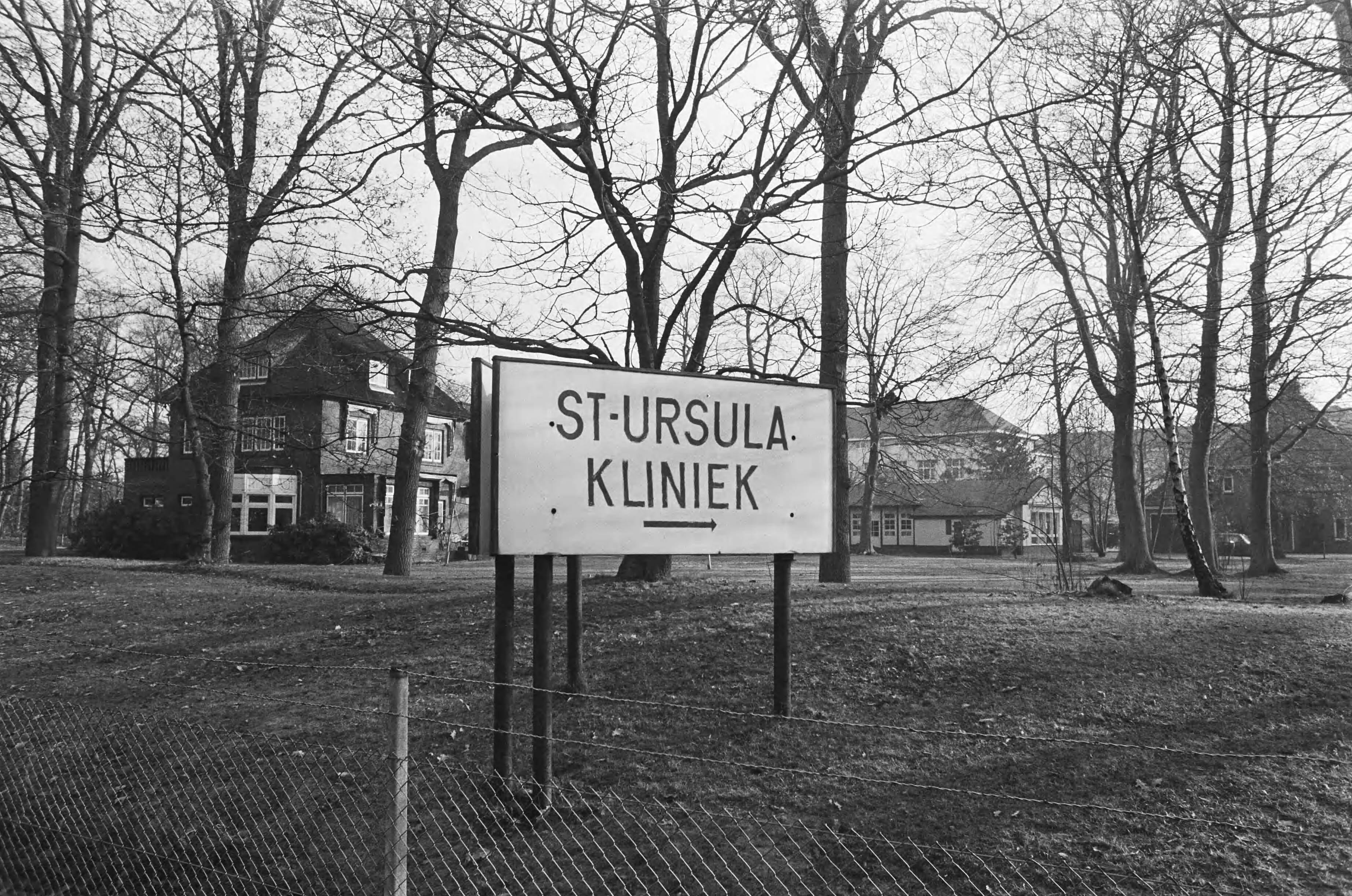 Fotocollectie Anefo — St. Ursula kliniek in Wassenaar (waar Menten verblijft), exterieur — Foto: Verhoeff, Bert / Anefo. Licentie: Set B: Rechtenvrij / Publiek Domein. Bron: Nationaal Archief. http://hdl.handle.net/10648/acc0c60a-d0b4-102d-bcf8-003048976d84
