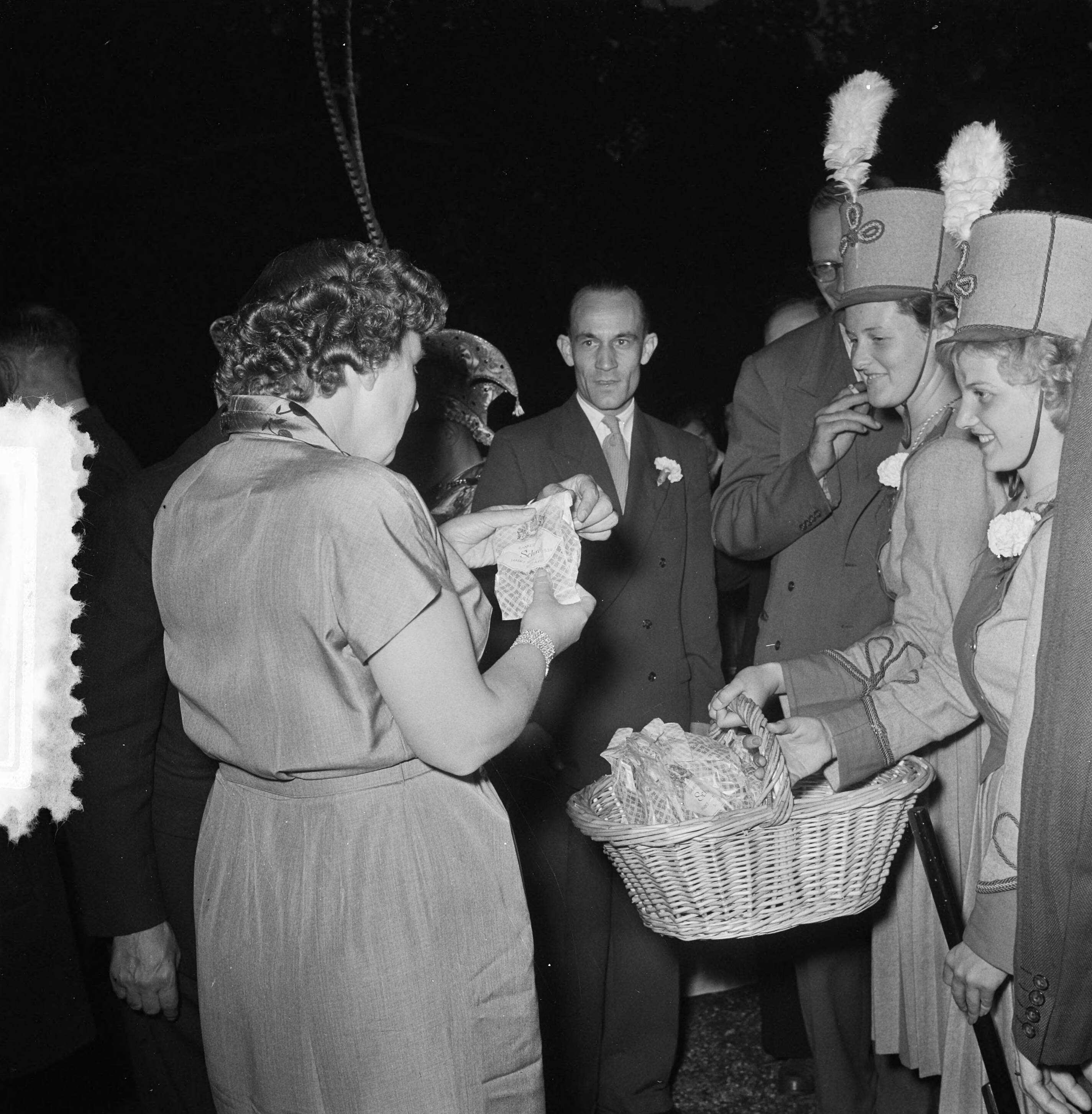 Carnavalsstemming in de Orangerie van paleis Soestdijk bij bezoek van Limburgers — Carnavalsstemming in de Orangerie van paleis Soestdijk bij bezoek van Limburgers [uitdelen van nonnevotten. speciaal gebak uit Sittard. Koningin Juliana bekijkt de verpakking] — Foto: Noske, J.D. / Anefo. Licentie: Set B: Rechtenvrij / Publiek Domein. Bron: Nationaal Archief. http://hdl.handle.net/10648/a9125e06-d0b4-102d-bcf8-003048976d84