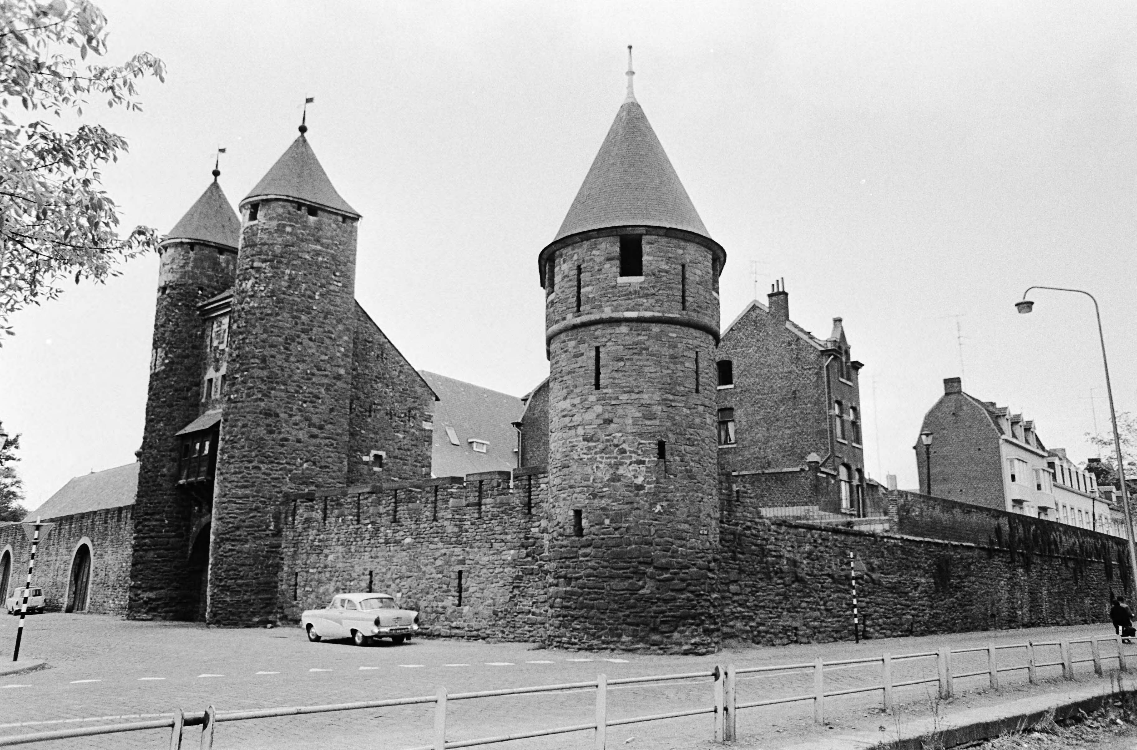 Fotocollectie Anefo — Gerestaureerd restant van de eerste stadsmuur. De Helpoort — Foto: Nijs, Jac. de / Anefo. Licentie: Set B: Rechtenvrij / Publiek Domein. Bron: Nationaal Archief. http://hdl.handle.net/10648/ab291ad6-d0b4-102d-bcf8-003048976d84