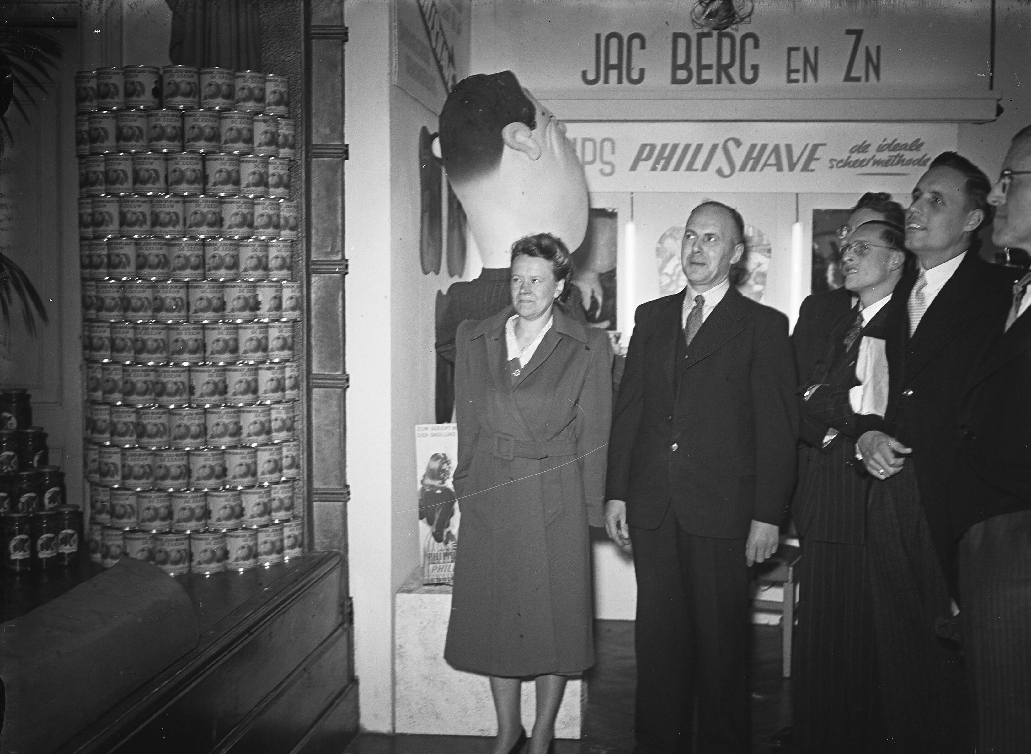 Fotocollectie Anefo — Opening tentoonstelling "Milenta" te Hilversum door burgemeester J.A.G.M. van Hellenberg Hubar — Foto: Oorschot, […] van / Anefo. Licentie: Set B: Rechtenvrij / Publiek Domein. Bron: Nationaal Archief. http://hdl.handle.net/10648/a8b737f6-d0b4-102d-bcf8-003048976d84