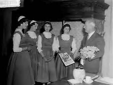 Fotocollectie Anefo — Bloemenmeisjes in Haarlem t.g.v. begin van de lente — Foto: Pot, Harry / Anefo. Licentie: Set B: Rechtenvrij / Publiek Domein. Bron: Nationaal Archief. http://hdl.handle.net/10648/a95a9112-d0b4-102d-bcf8-003048976d84