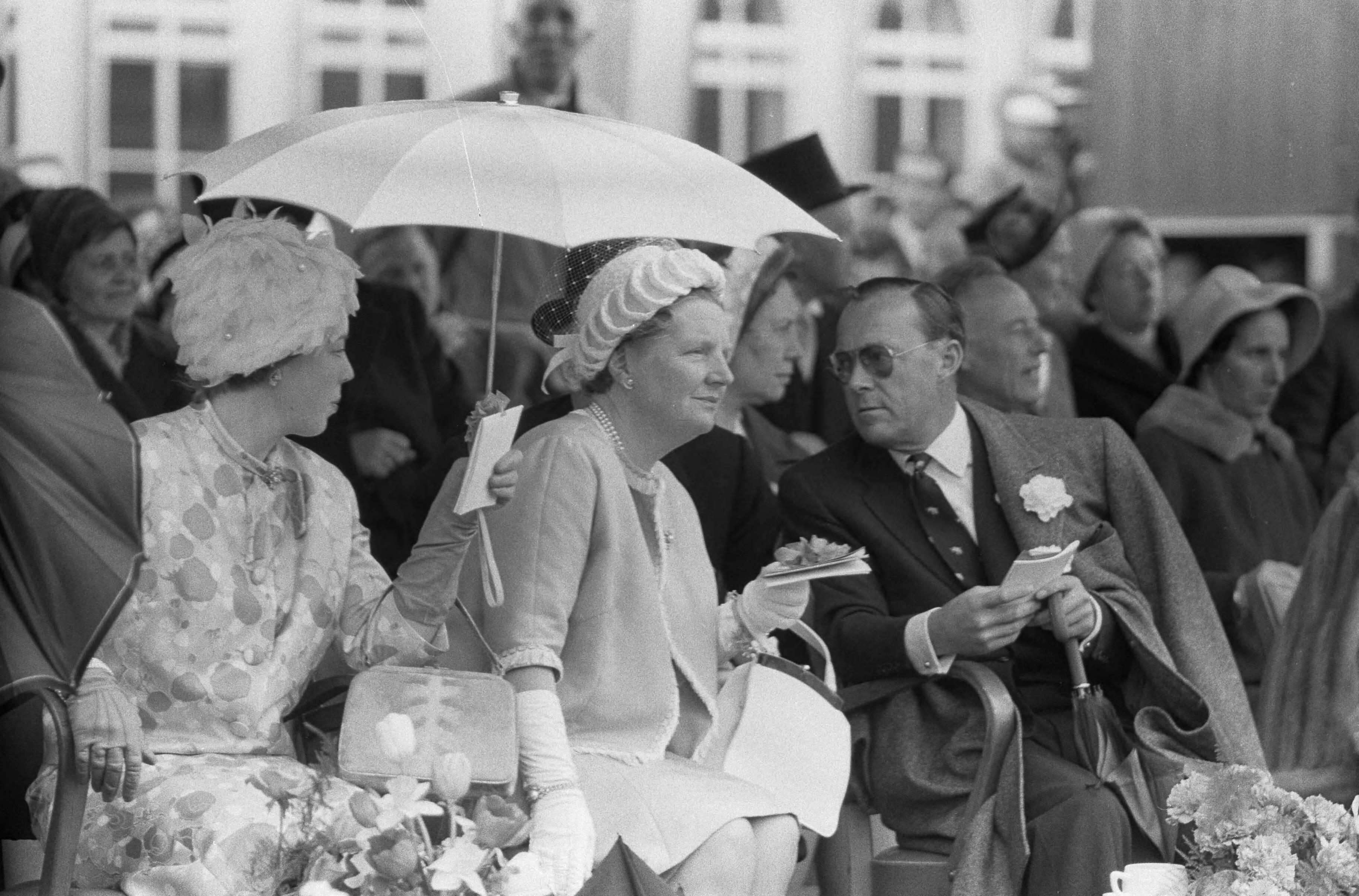 Koninklijk bezoek aan Groningen en Friesland (1962) — Koninklijk bezoek aan Leeuwarden — Foto: Pot, Harry / Anefo. Licentie: Set B: Rechtenvrij / Publiek Domein. Bron: Nationaal Archief. http://hdl.handle.net/10648/aa06f380-d0b4-102d-bcf8-003048976d84
