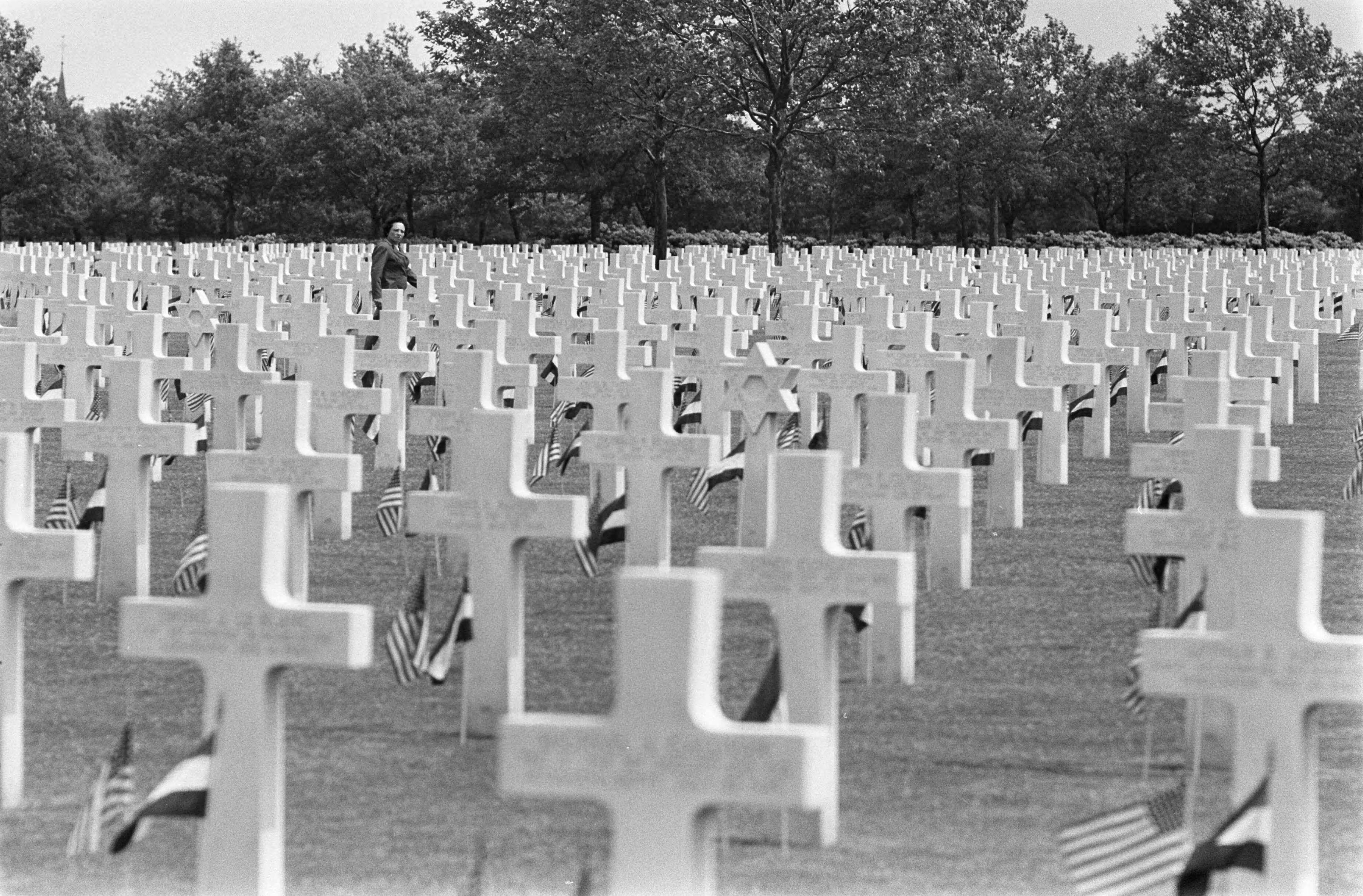 Fotocollectie Anefo — Memorial Day op Margratens erebegraafplaats de begraafplaats — Foto: Koch, Eric / Anefo. Licentie: Set B: Rechtenvrij / Publiek Domein. Bron: Nationaal Archief. http://hdl.handle.net/10648/ab6c0d1e-d0b4-102d-bcf8-003048976d84