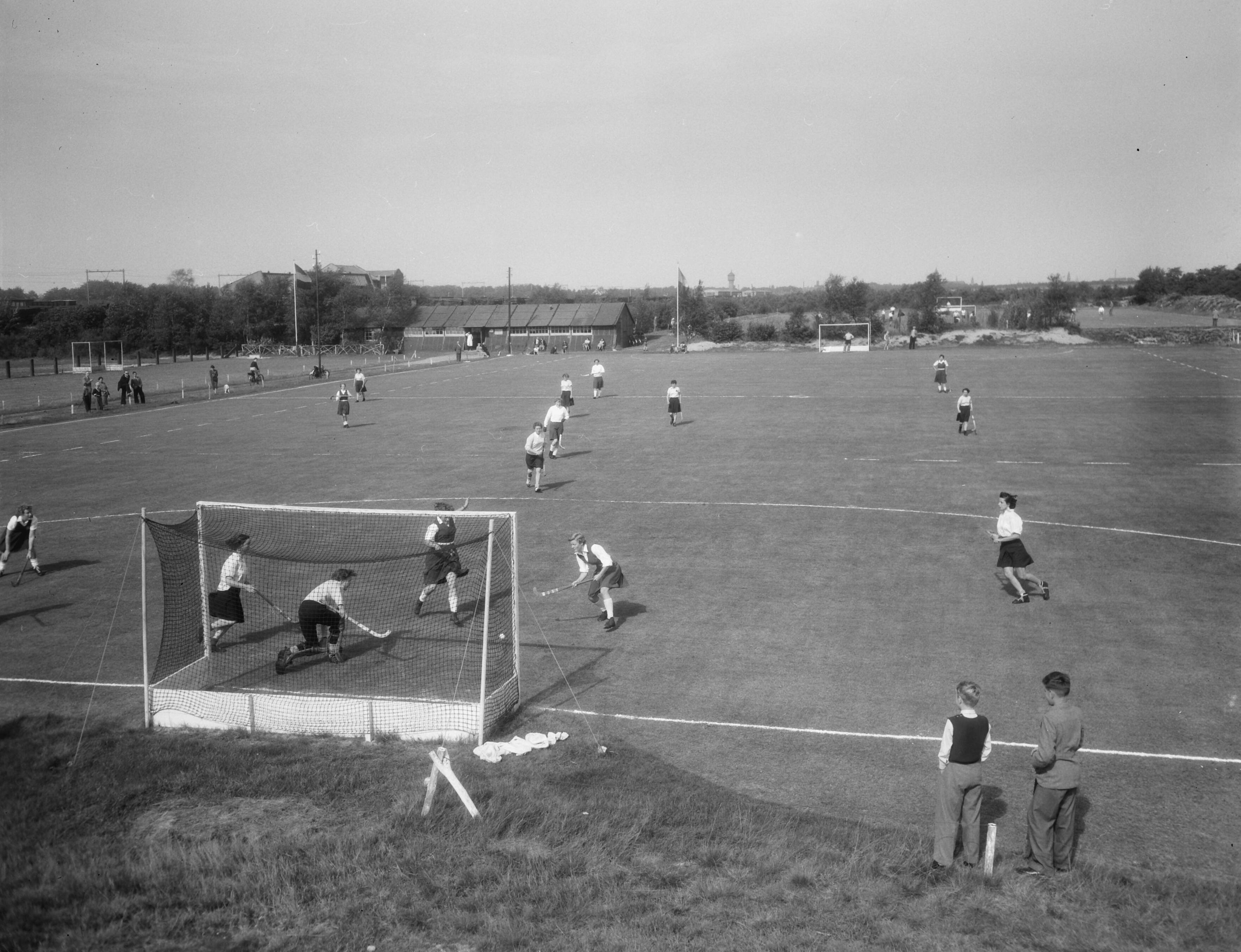 Fotocollectie Anefo — Dameshockey. Be Fair tegen BDHC Bloemendaal — Foto: Duinen, G.W. van / Anefo. Licentie: Set B: Rechtenvrij / Publiek Domein. Bron: Nationaal Archief. http://hdl.handle.net/10648/a929ae80-d0b4-102d-bcf8-003048976d84