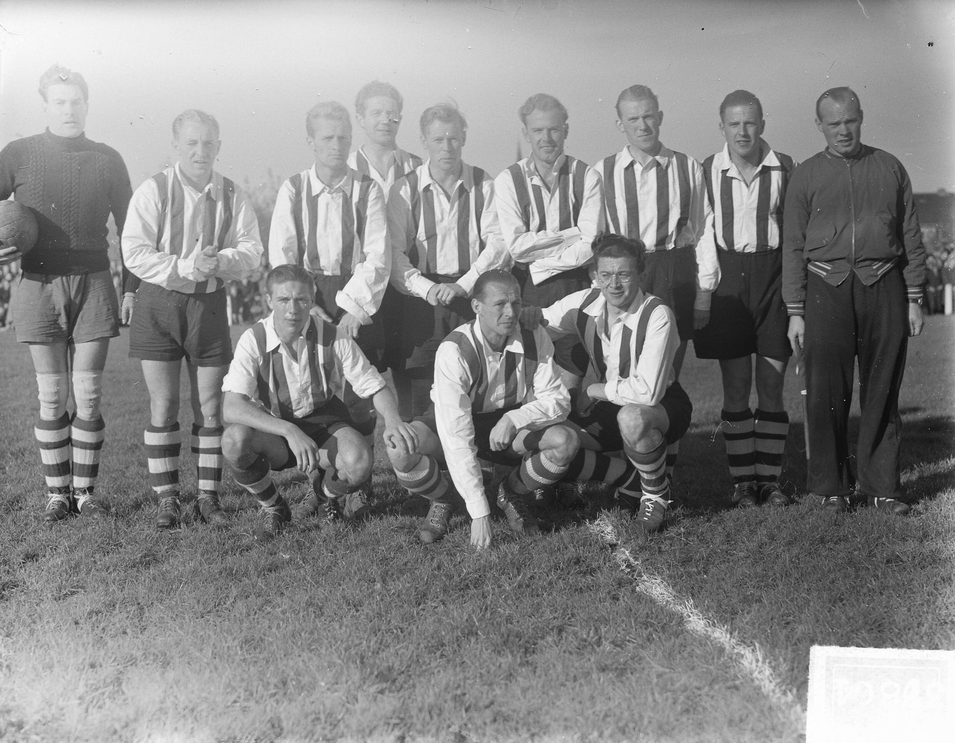 Fotocollectie Anefo — Voetbal. KFC tegen Sparta 1-0. Elftal Sparta — Foto: Marine Voorlichtingsdienst. Licentie: Set B: Rechtenvrij / Publiek Domein. Bron: Nationaal Archief. http://hdl.handle.net/10648/a8d0697e-d0b4-102d-bcf8-003048976d84