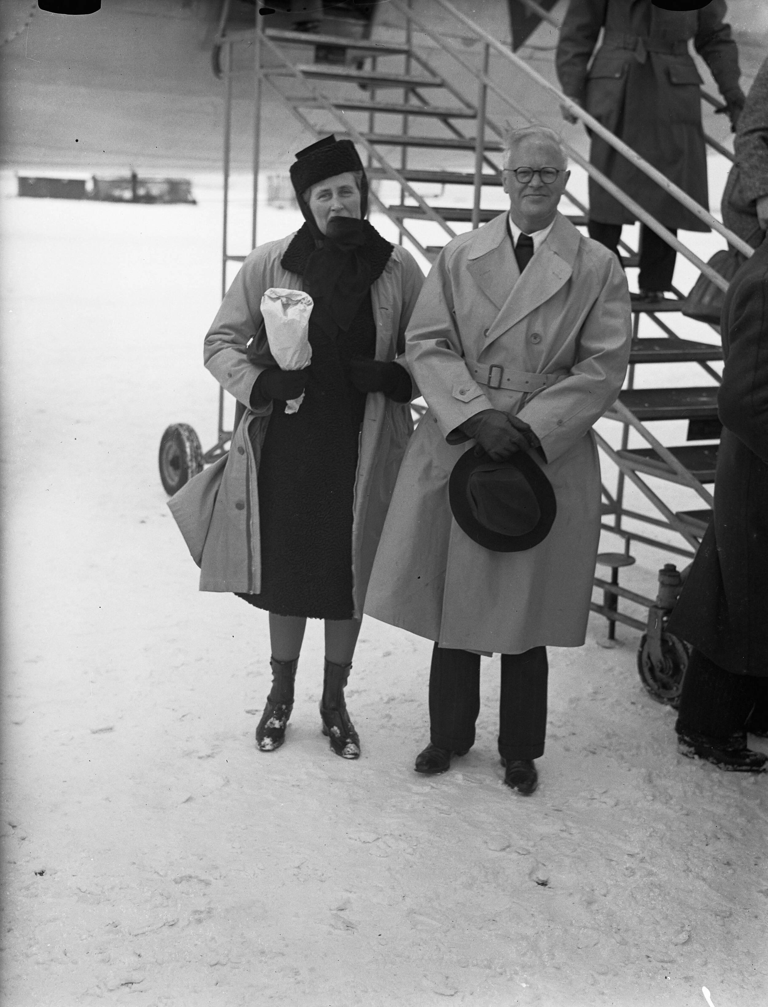 Fotocollectie Anefo — Aankomst van prof. Romme op Schiphol, na een bezoek aan Indonesië. In gezelschap van zijn echtgenote — Foto: Noske, J.D. / Anefo. Licentie: Set B: Rechtenvrij / Publiek Domein. Bron: Nationaal Archief. http://hdl.handle.net/10648/a8a59cc6-d0b4-102d-bcf8-003048976d84