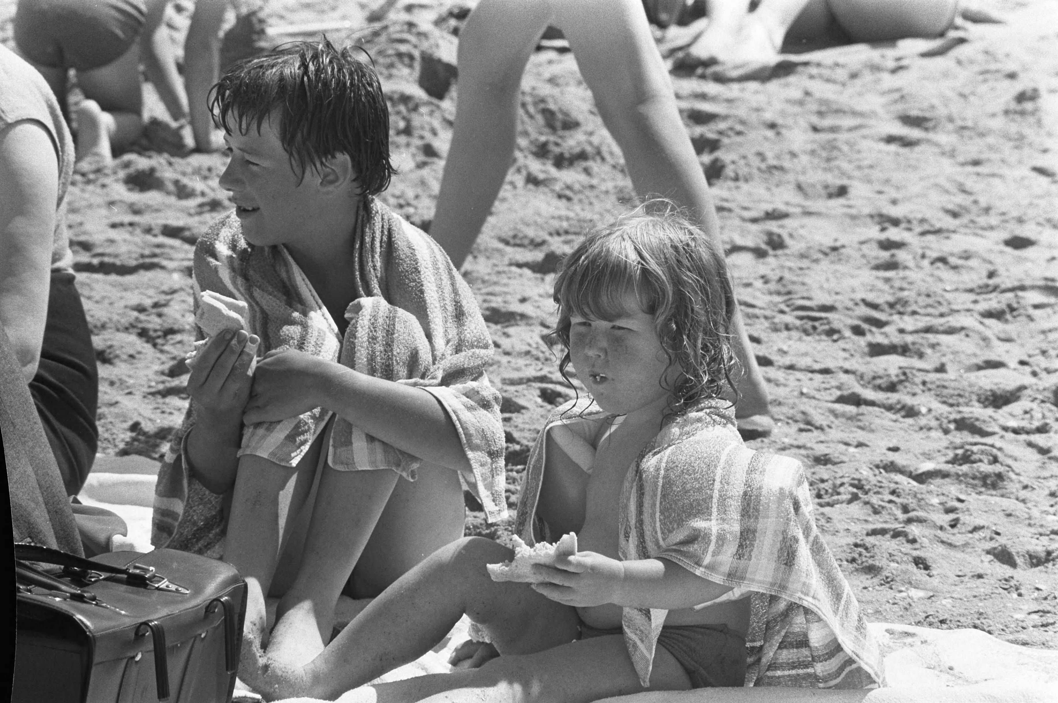 Fotocollectie Anefo — Strandleven Scheveningen — Foto: Mieremet, Rob / Anefo. Licentie: Set B: Rechtenvrij / Publiek Domein. Bron: Nationaal Archief. http://hdl.handle.net/10648/abef4526-d0b4-102d-bcf8-003048976d84