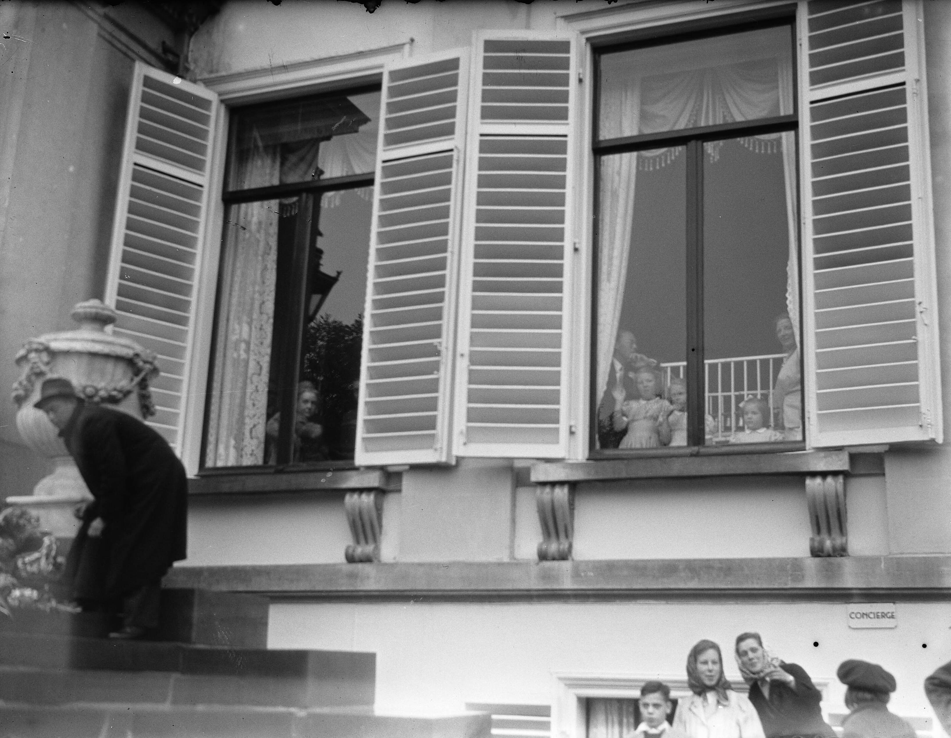 Fotocollectie Anefo — Paleis Soestdijk. Verjaardag Prinses Juliana — Foto: Oorschot, […] van / Anefo. Licentie: Set B: Rechtenvrij / Publiek Domein. Bron: Nationaal Archief. http://hdl.handle.net/10648/a8b5fe22-d0b4-102d-bcf8-003048976d84