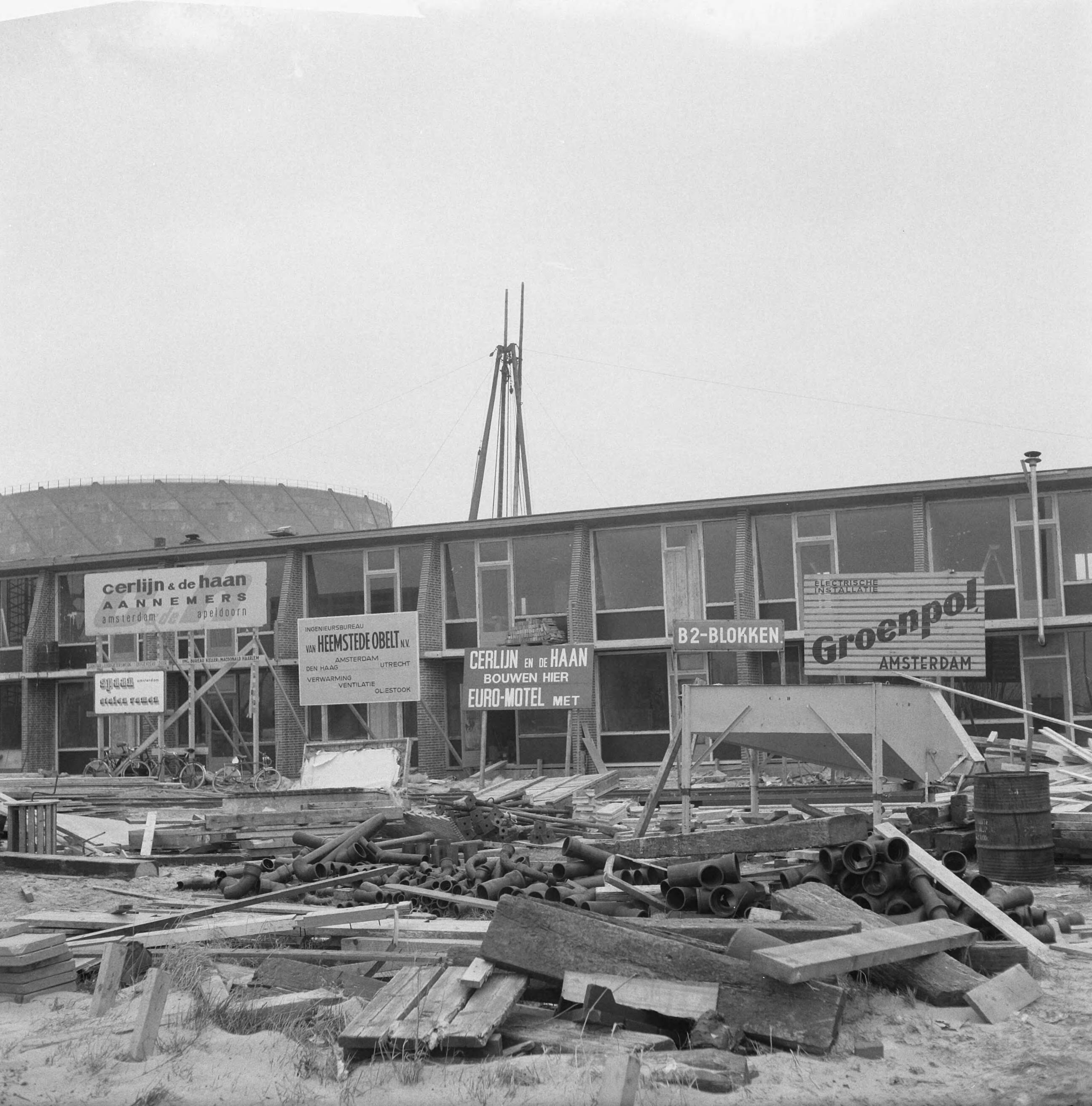 Fotocollectie Anefo — Nieuw motel op weg Amsterdam-Utrecht — Foto: Gelderen, Hugo van / Anefo. Licentie: Set B: Rechtenvrij / Publiek Domein. Bron: Nationaal Archief. http://hdl.handle.net/10648/a9fbd0d6-d0b4-102d-bcf8-003048976d84