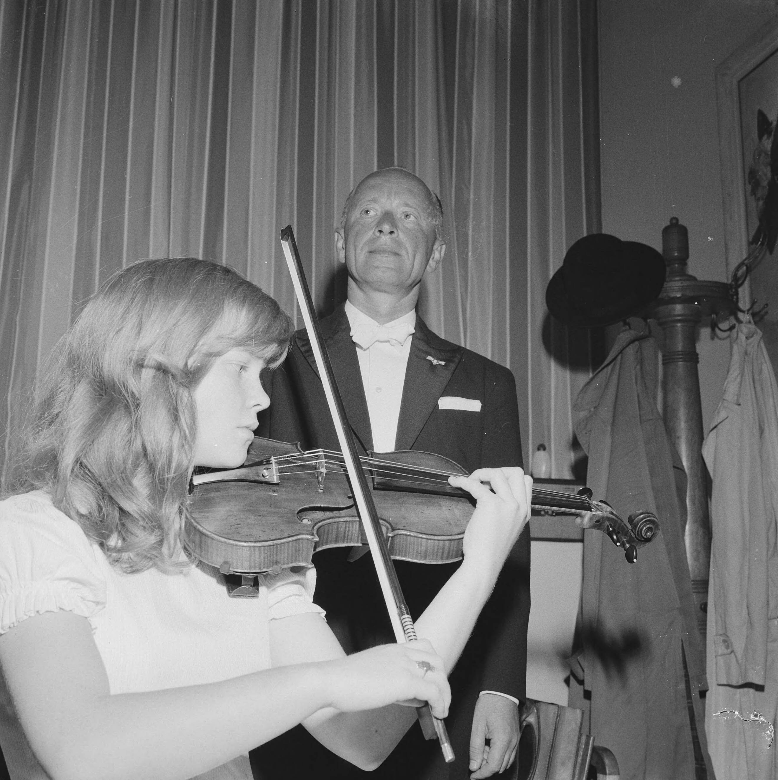 Fotocollectie Anefo — Emmy Verhey (13) violiste (opdracht De Telegraaf). Achter haar dirigent Paul Hupperts — Foto: Koch, Eric / Anefo. Licentie: Set B: Rechtenvrij / Publiek Domein. Bron: Nationaal Archief. http://hdl.handle.net/10648/aa15f114-d0b4-102d-bcf8-003048976d84