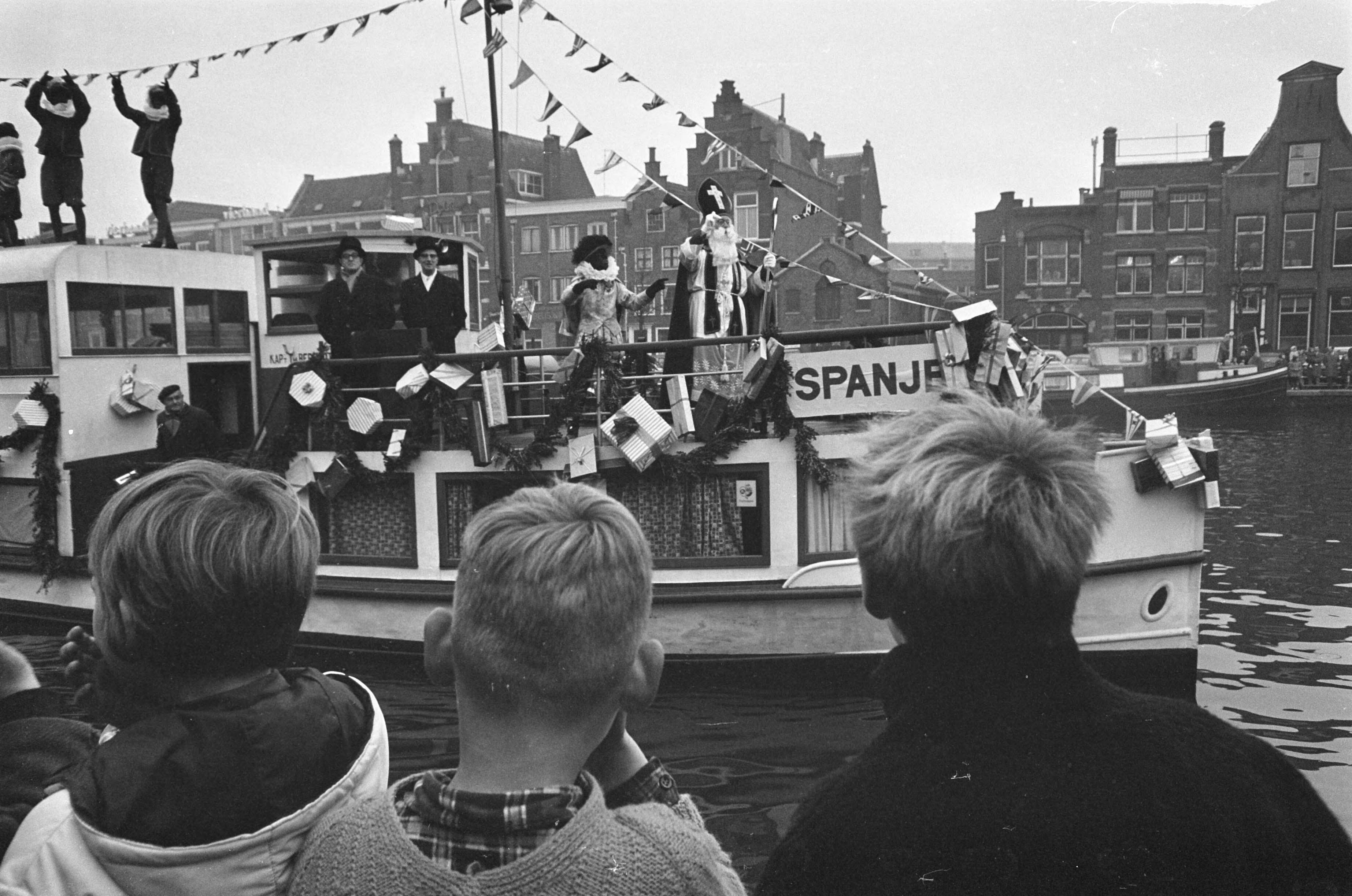Aankomst Sinterklaas in Haarlem — Sinterklaas en zijn pieten op de stoomboot — Foto: Fotograaf Onbekend / Anefo. Licentie: Set B: Rechtenvrij / Publiek Domein. Bron: Nationaal Archief. http://hdl.handle.net/10648/ab04efbc-d0b4-102d-bcf8-003048976d84