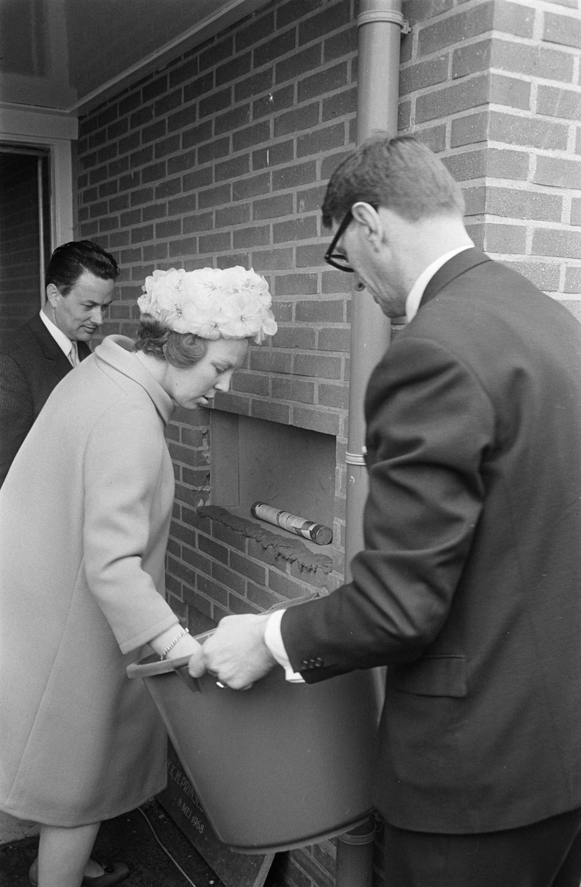 Fotocollectie Anefo — Prinses Beatrix in Drenthe opende vakantiecentrum prins Willem Alexander in Roden — Foto: Koch, Eric / Anefo. Licentie: Set B: Rechtenvrij / Publiek Domein. Bron: Nationaal Archief. http://hdl.handle.net/10648/ab4019fc-d0b4-102d-bcf8-003048976d84